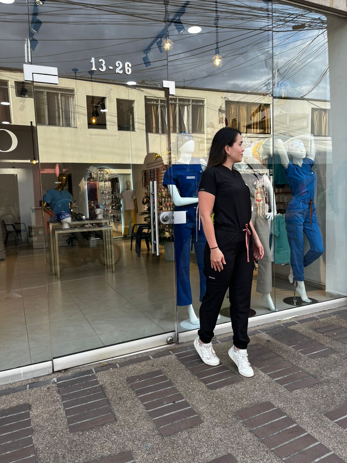 UNIFORME JOGGER NEGRO COMBINACIONES PALO DE ROSA