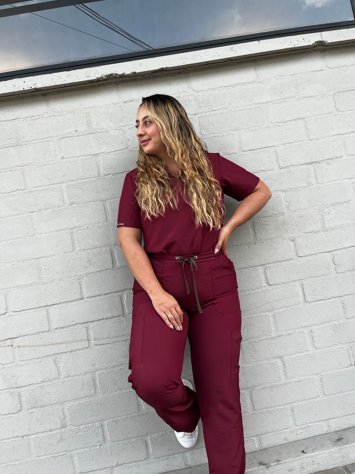 UNIFORME PRETINA LISA COLOR VINO BURGUNDY BOTA RECTA
