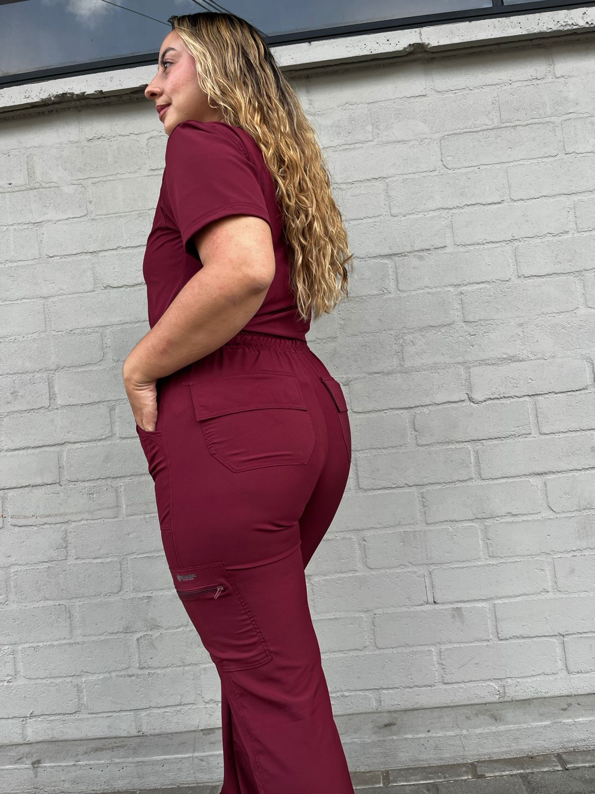 UNIFORME PRETINA LISA COLOR VINO BURGUNDY BOTA RECTA