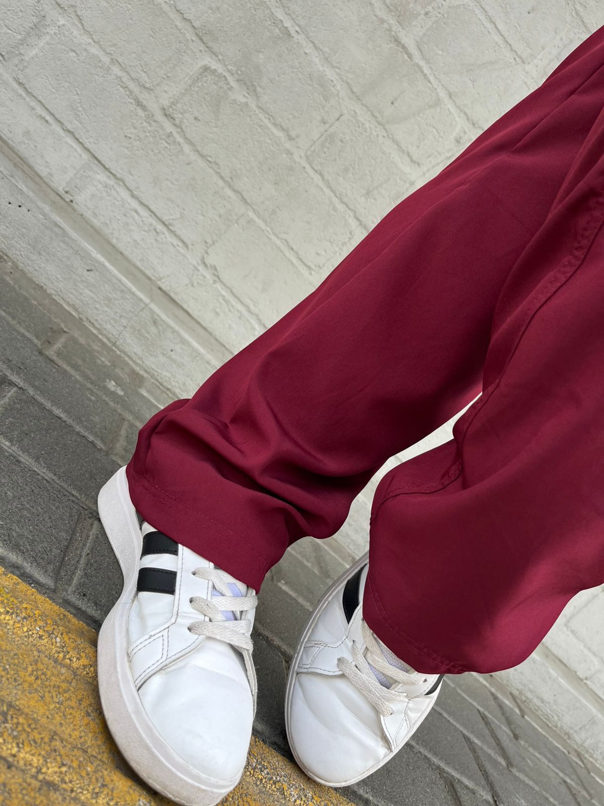 UNIFORME PRETINA LISA COLOR VINO BURGUNDY BOTA RECTA