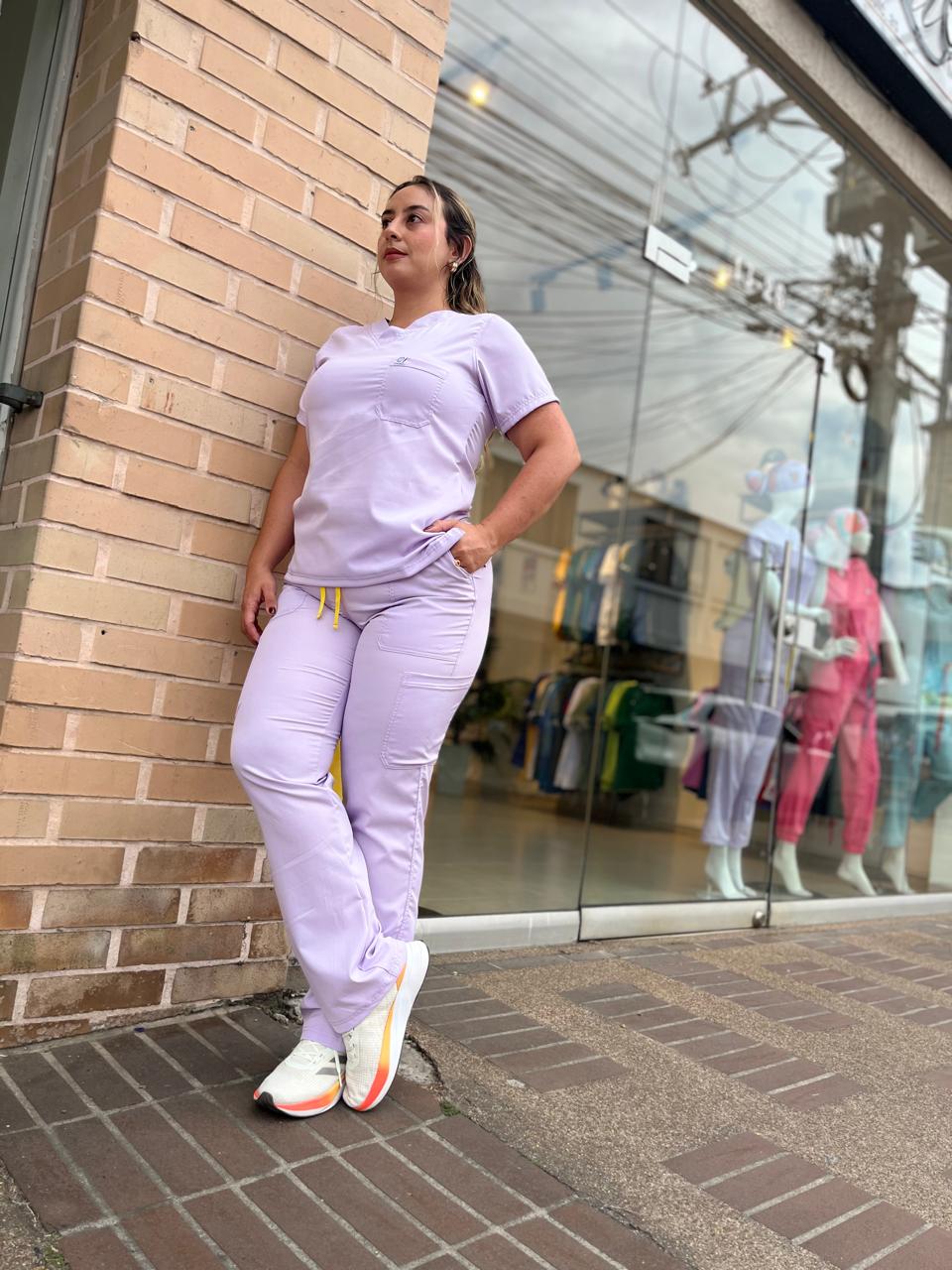 UNIFORME LILA PASTEL BOTA RECTA COMBINACION AMARILLO