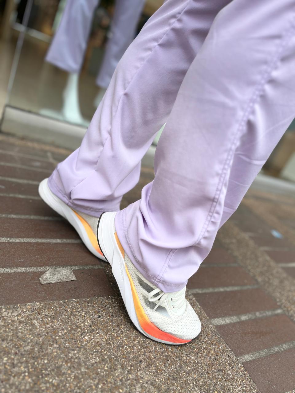 UNIFORME LILA PASTEL BOTA RECTA COMBINACION AMARILLO