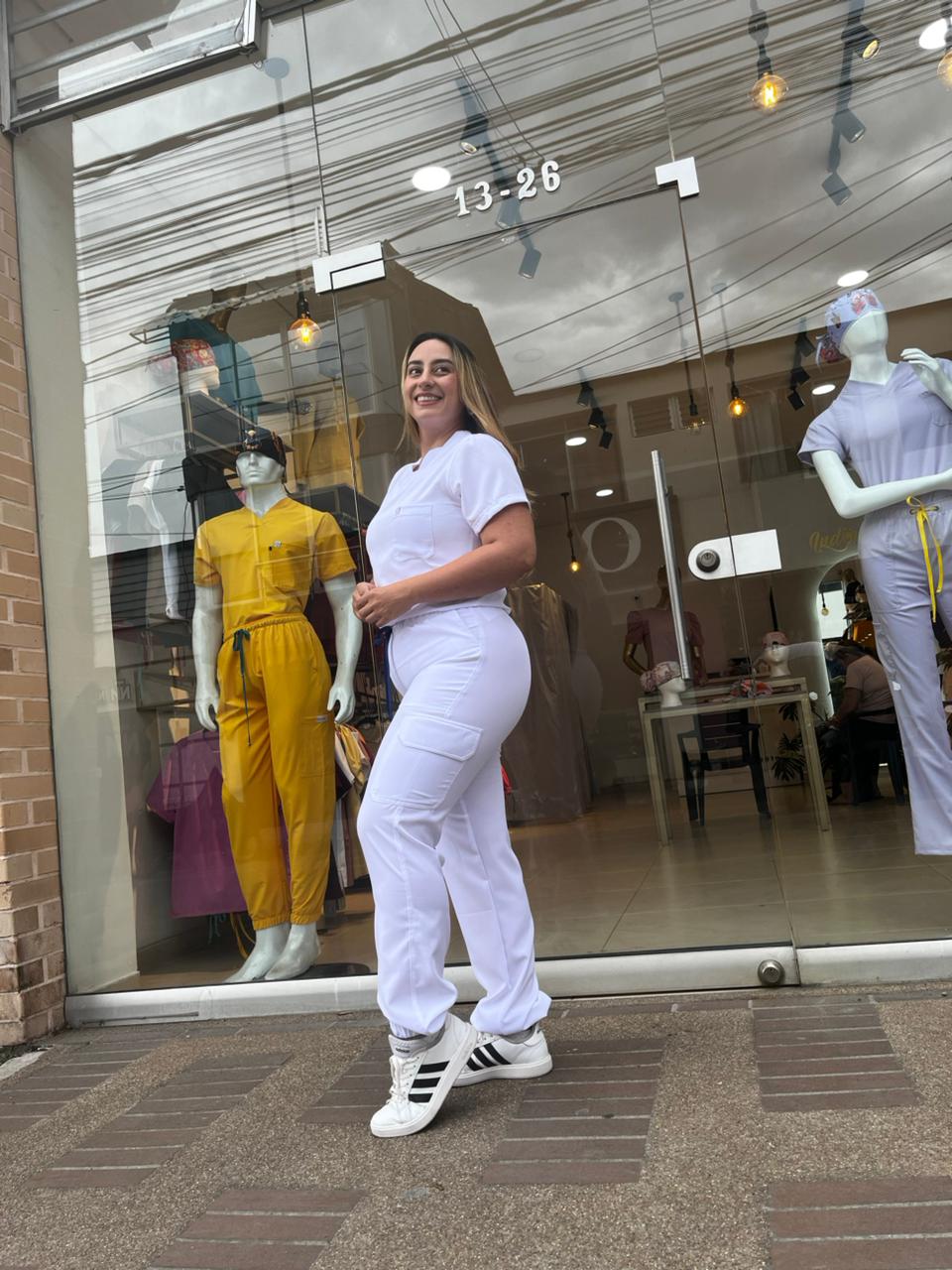UNIFORME JOGGER BLANCO COMBINACIONES AZULES