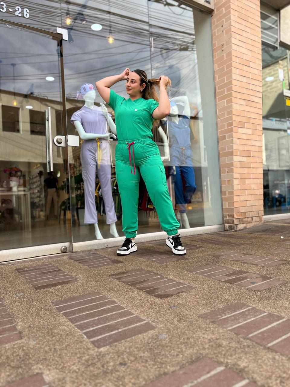 UNIFORME JOGGER VERDE VIVO COMBINACION FUCSIA