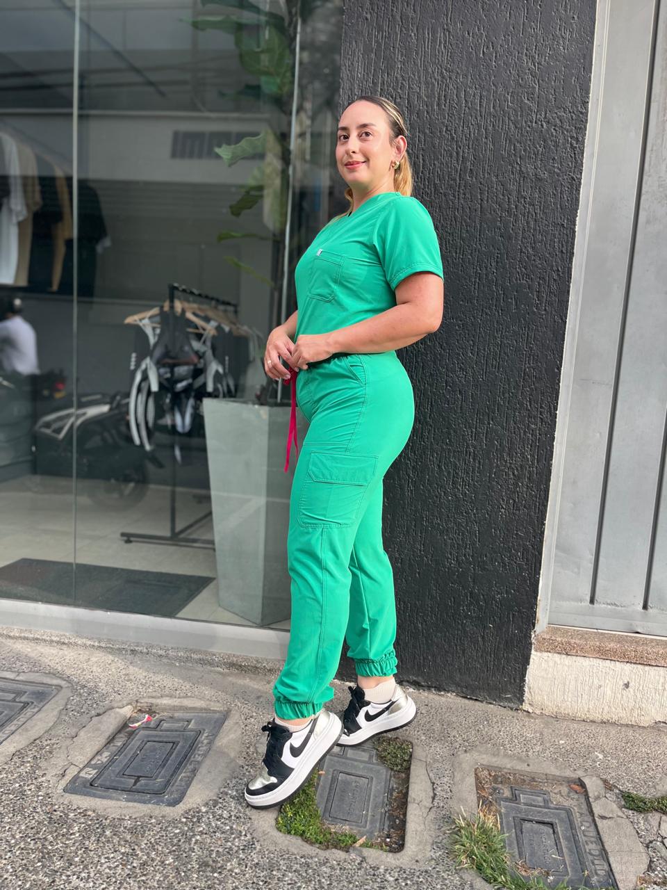 UNIFORME JOGGER VERDE VIVO COMBINACION FUCSIA