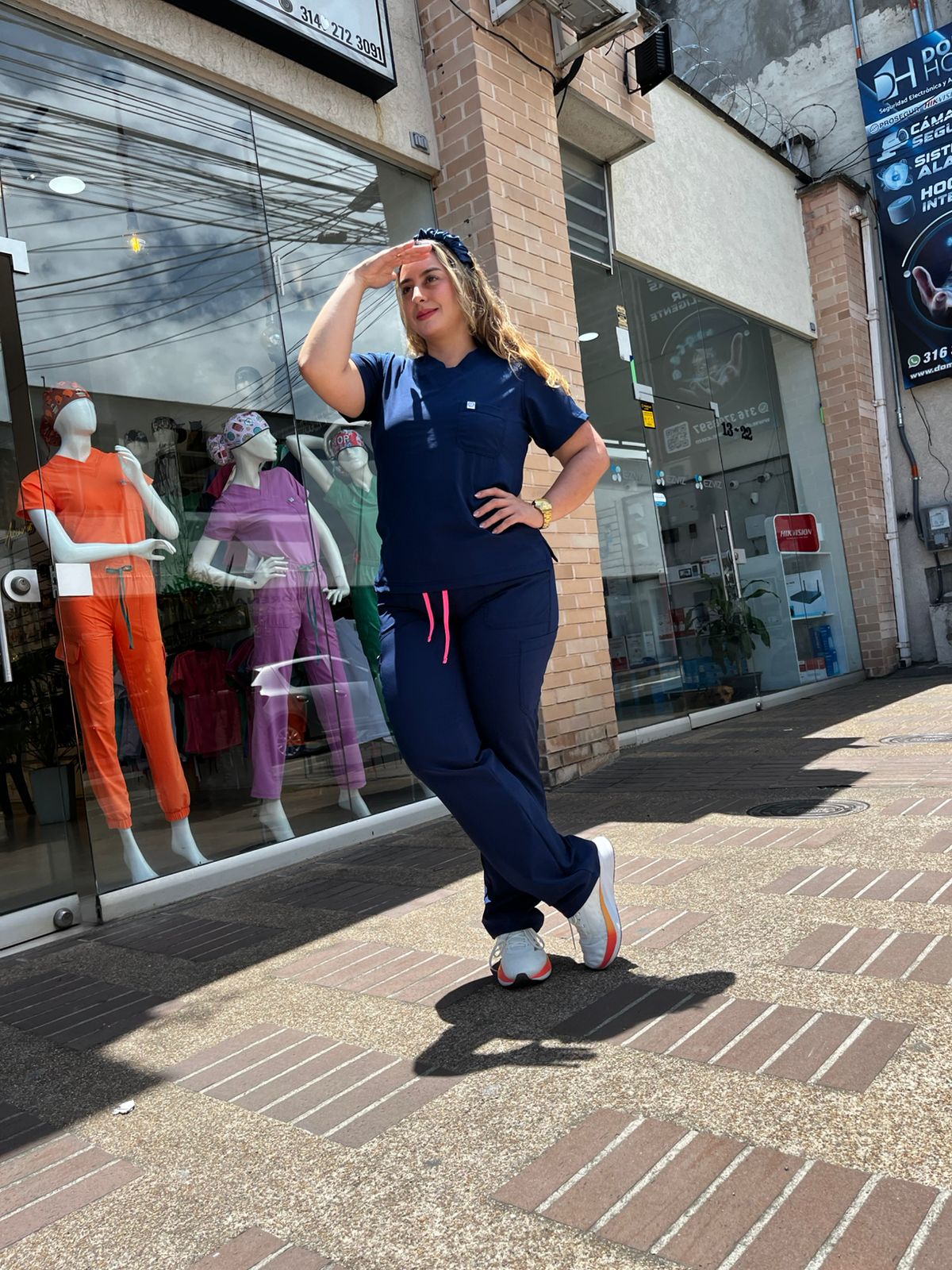 UNIFORME AZUL OSCURO BOTA RECTA COMBINACION FUCSIA NEON