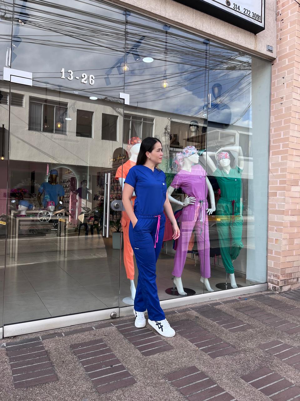 UNIFORME AZUL REY BOTA RECTA COMBINACION FUCSIA