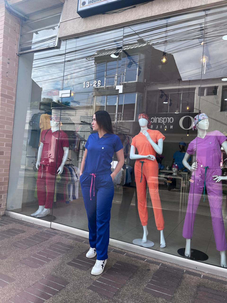 UNIFORME AZUL REY BOTA RECTA COMBINACION FUCSIA