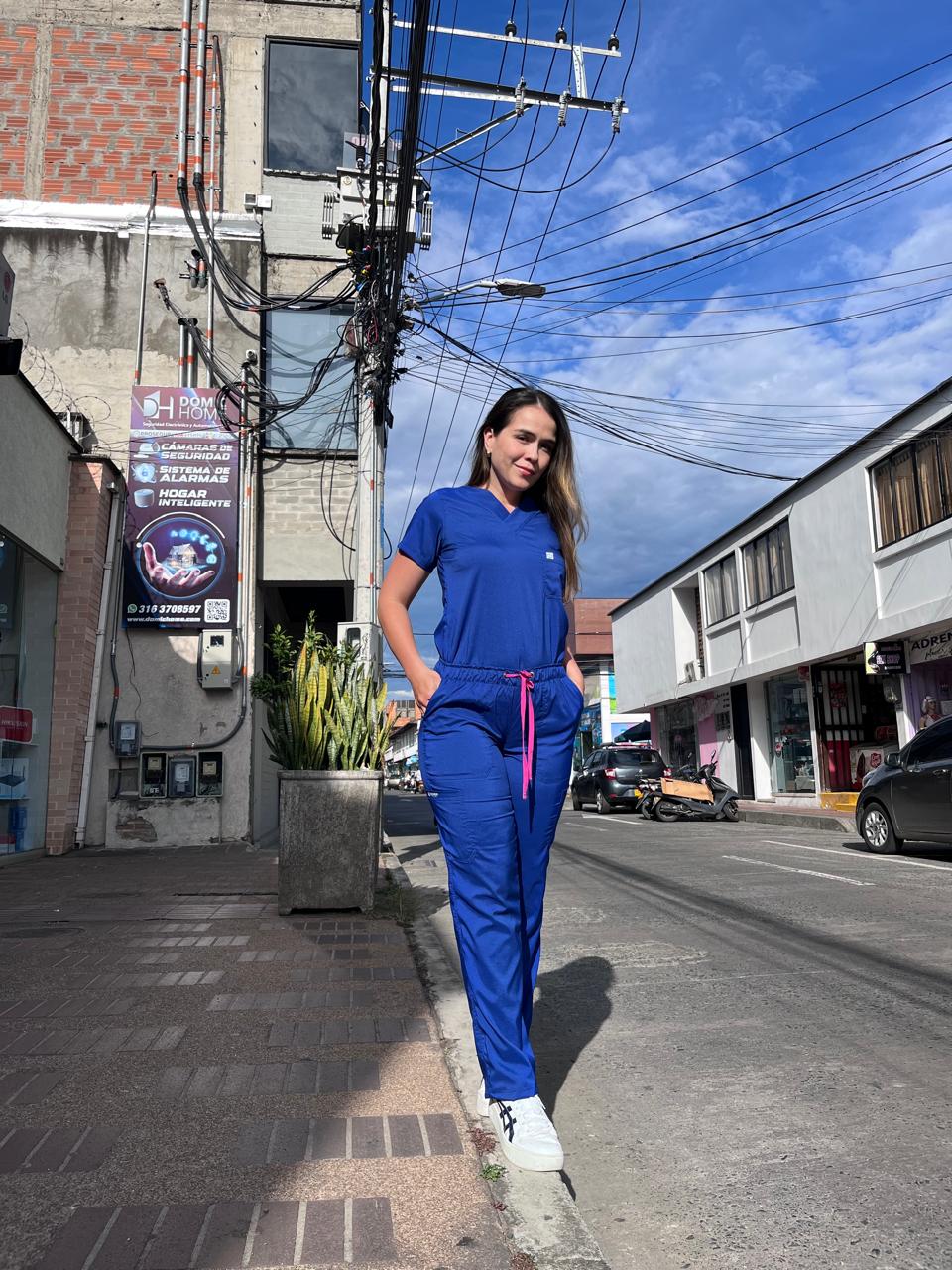 UNIFORME AZUL REY BOTA RECTA COMBINACION FUCSIA