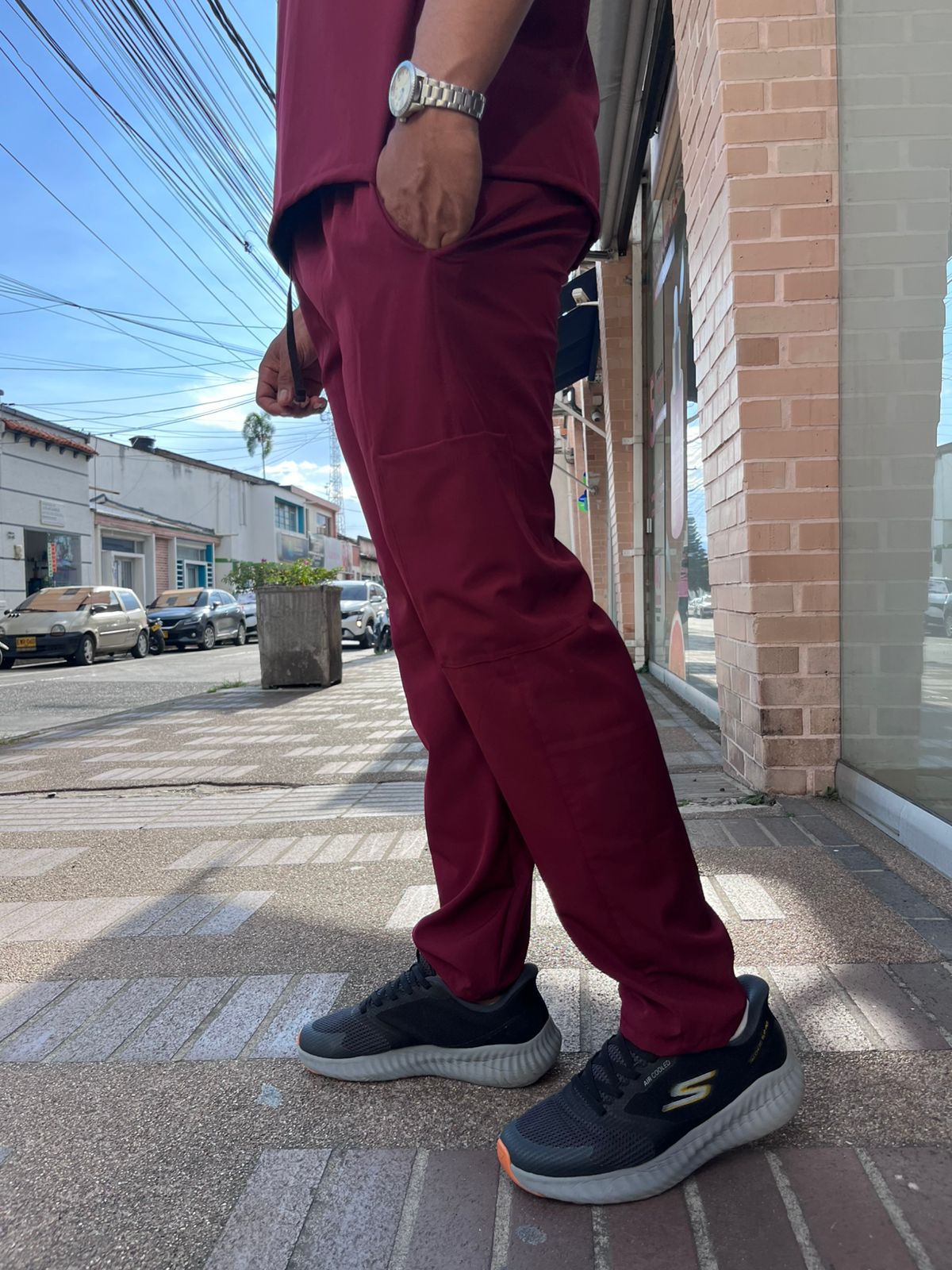 UNIFORME HOMBRE VINO TINTO BOTA RECTA