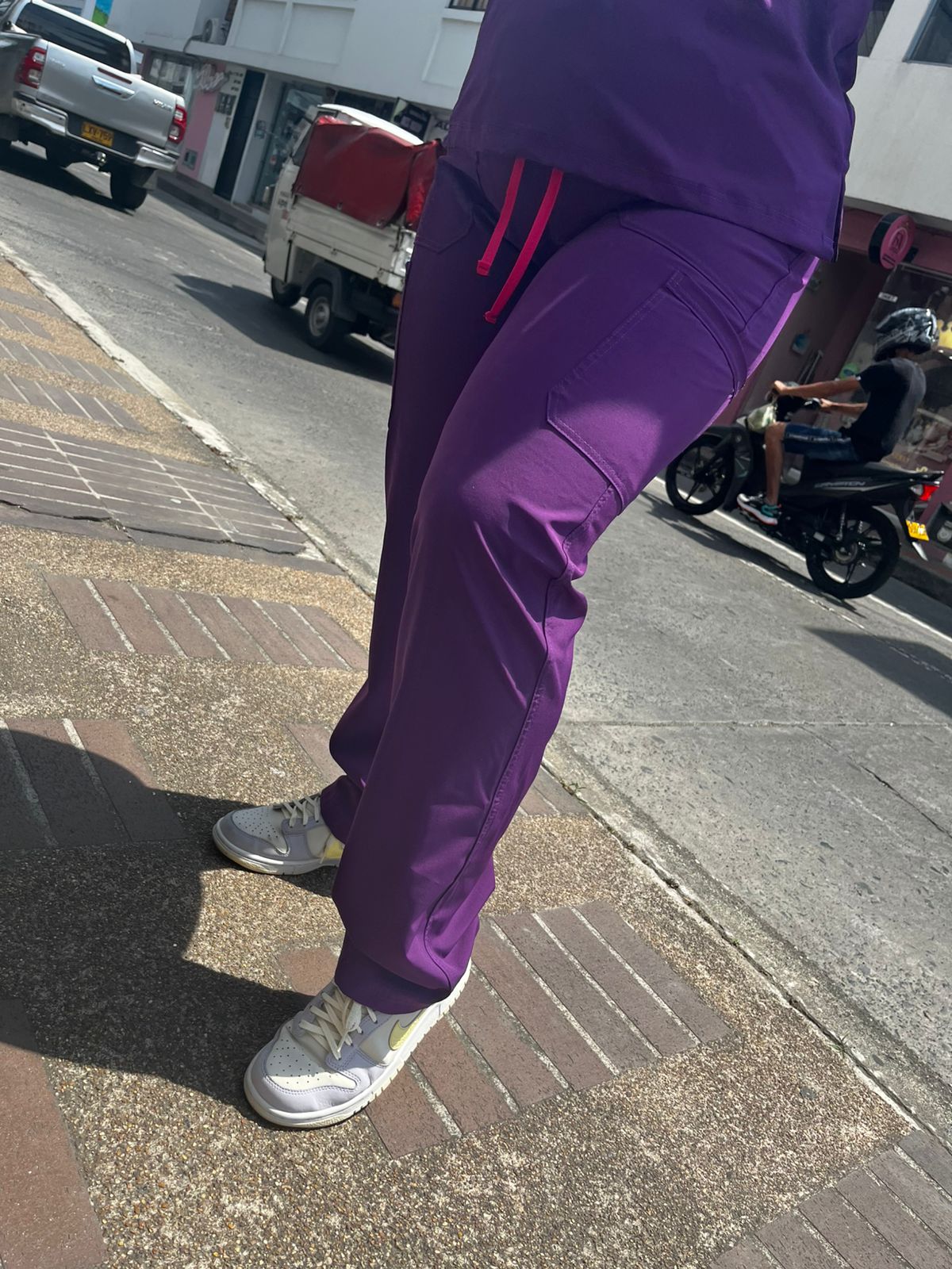 UNIFORME MORADO VIVO BOTA RECTA