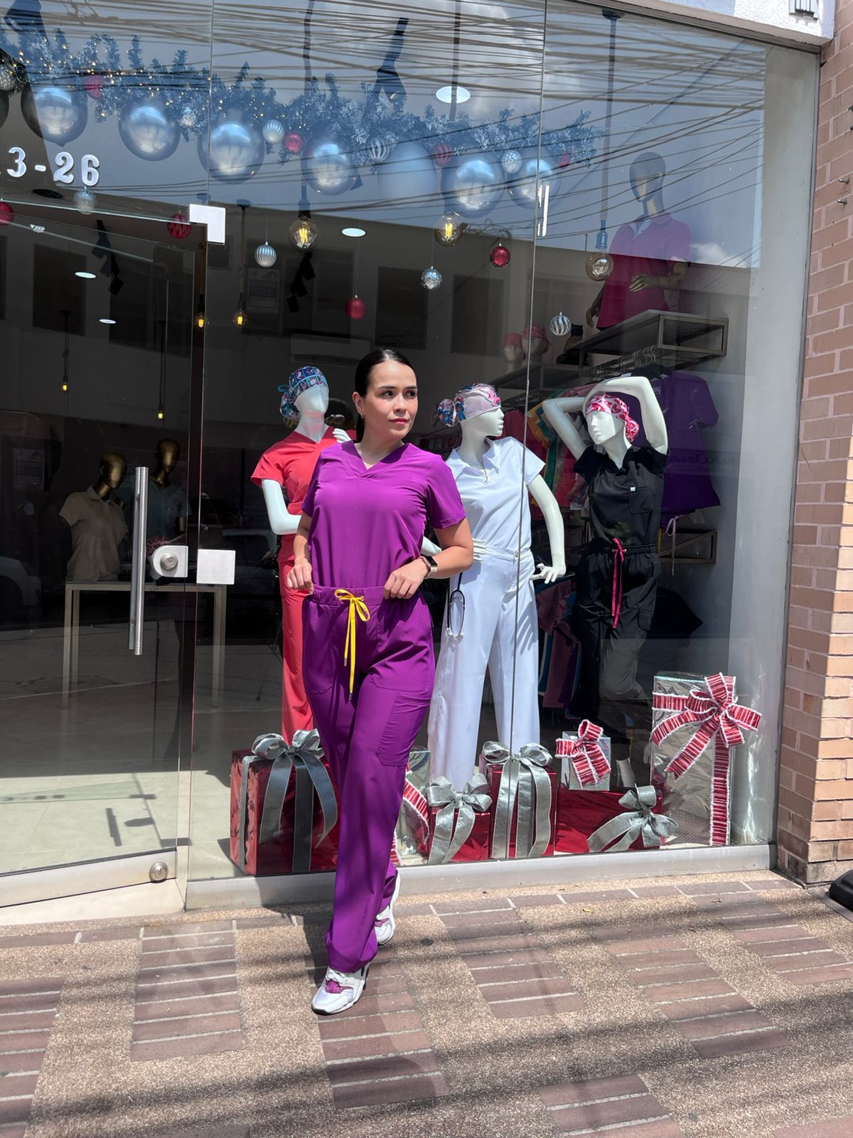 UNIFORME AMOR PROPIO VIOLETA BOTA RECTA