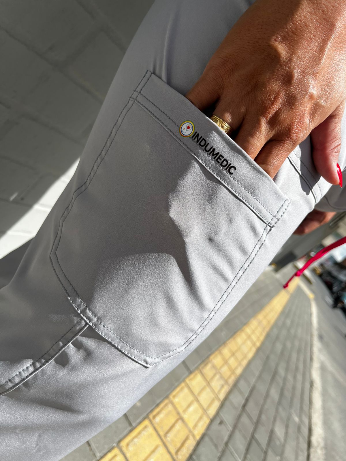 UNIFORME BOTA CON ABERTURA COLOR GRIS PERLA