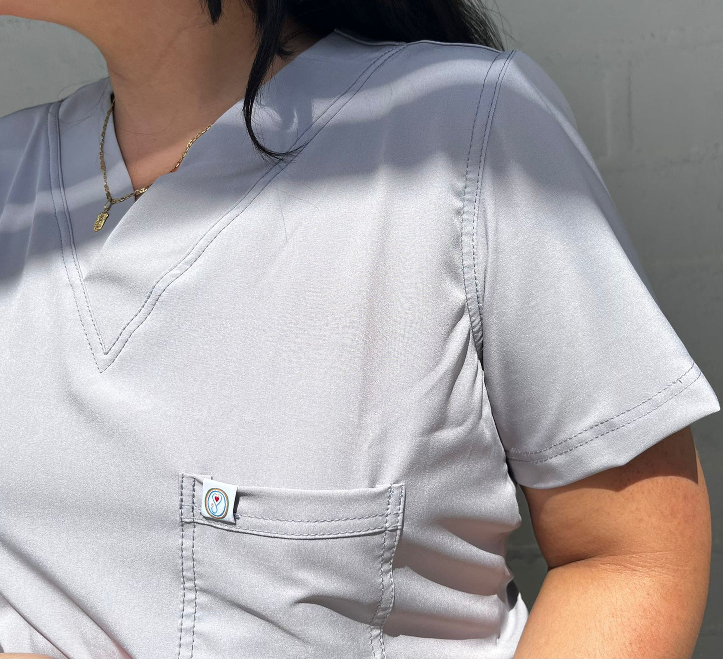 UNIFORME BOTA CON ABERTURA COLOR GRIS PERLA