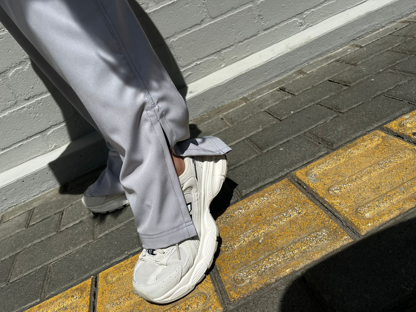 UNIFORME BOTA CON ABERTURA COLOR GRIS PERLA