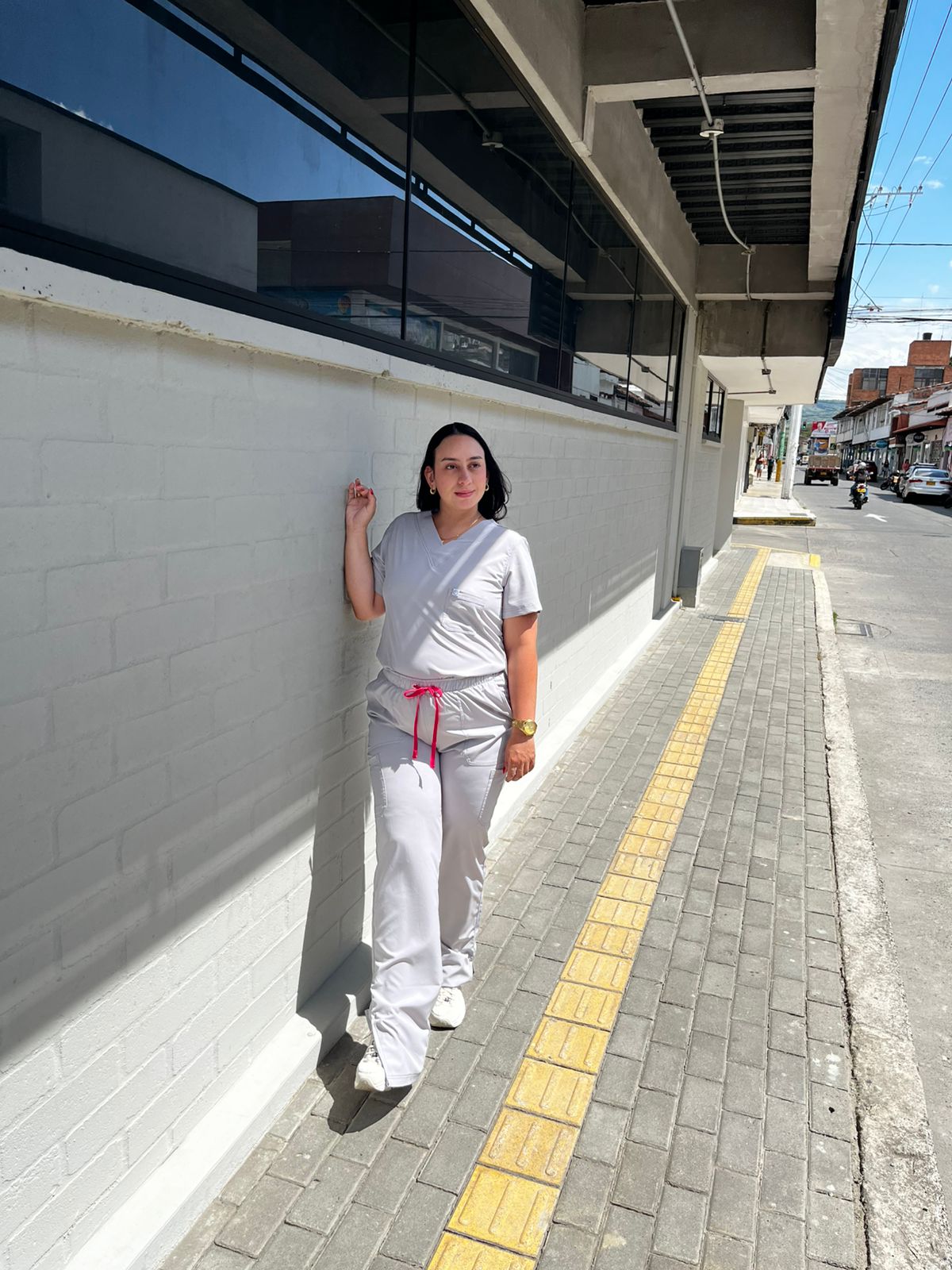 UNIFORME BOTA CON ABERTURA COLOR GRIS PERLA