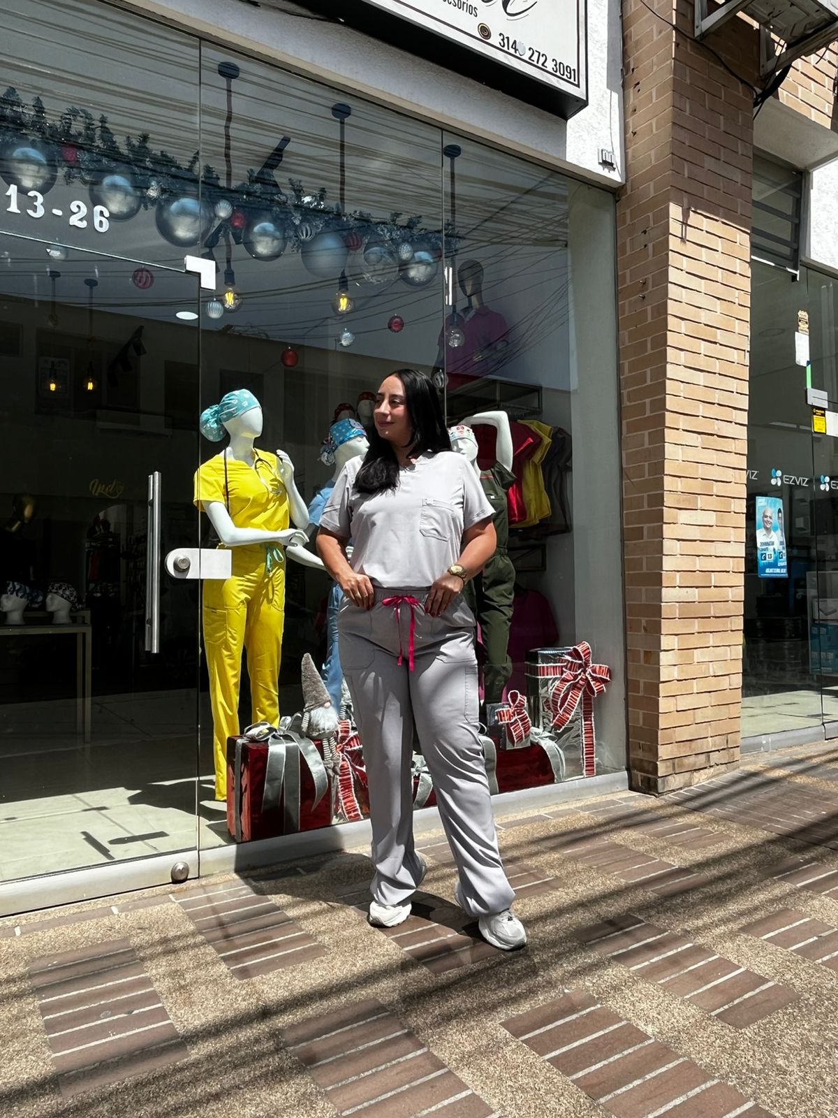 UNIFORME BOTA CON ABERTURA COLOR GRIS PERLA