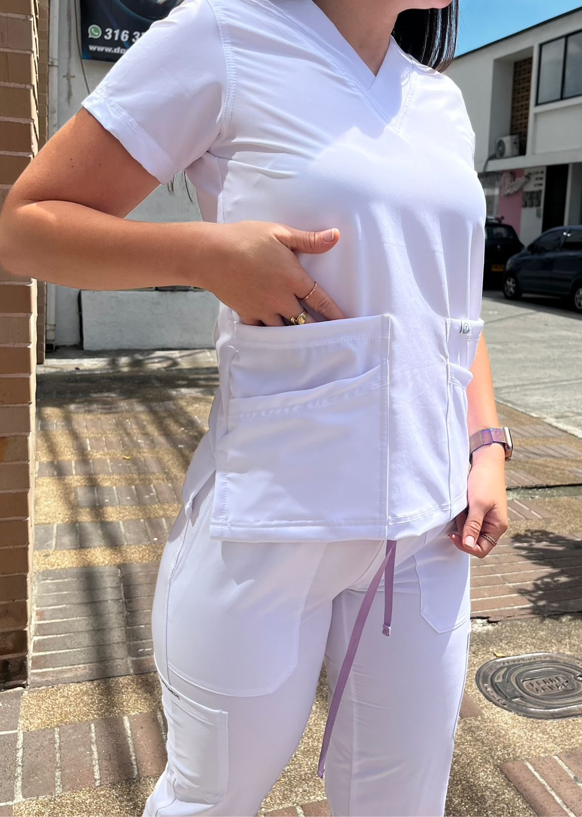 UNIFORME BLANCO CLASICO BOLSILLOS DIAGONALES