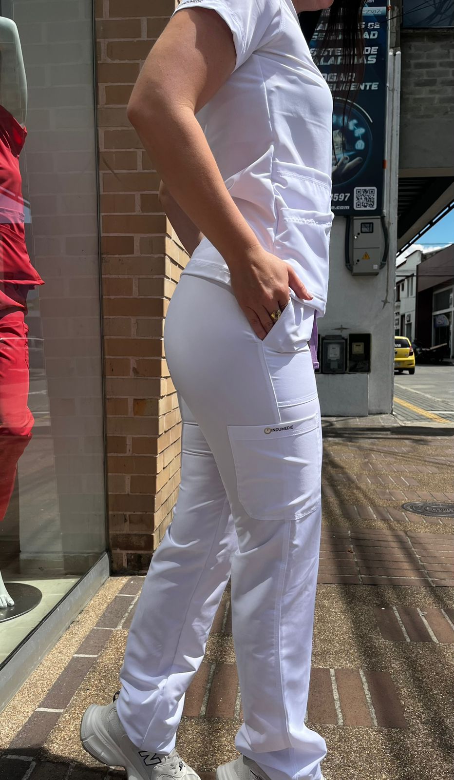 UNIFORME BLANCO CLASICO BOLSILLOS DIAGONALES