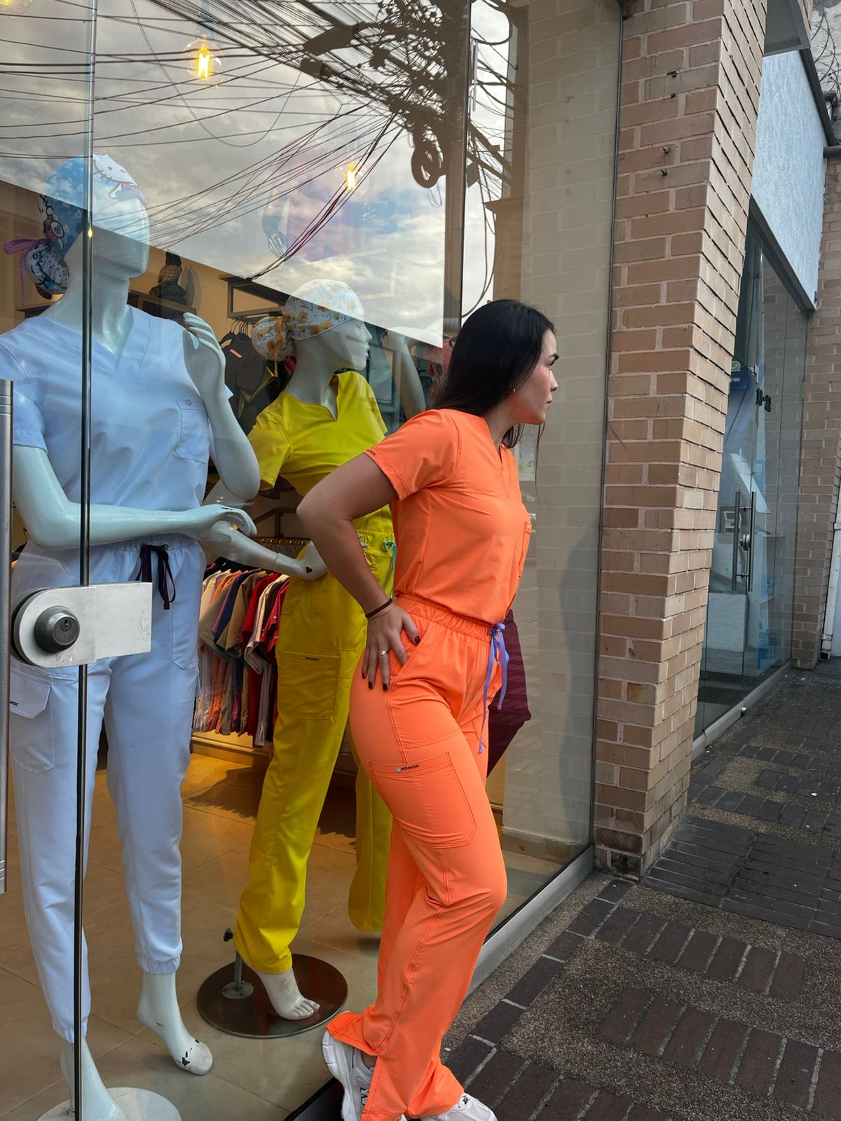 UNIFORME COLOR MANDARINA CLASICO CON ABERTURA