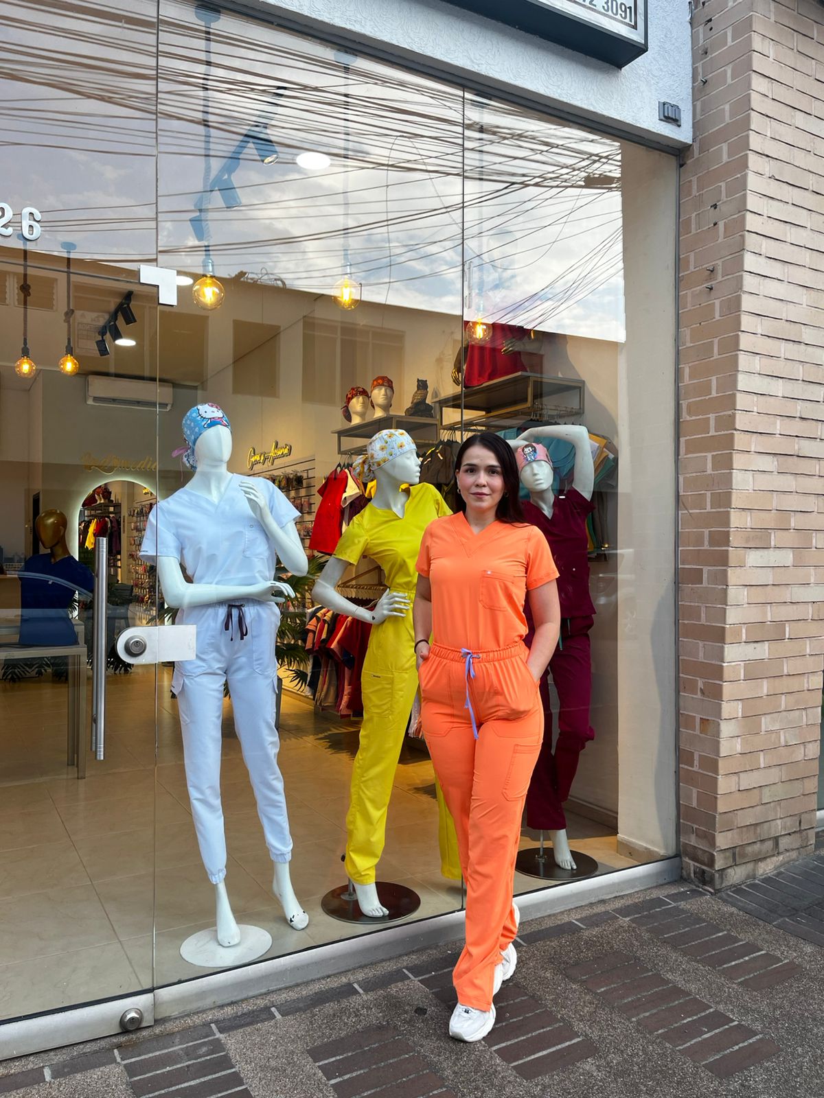 UNIFORME COLOR MANDARINA CLASICO CON ABERTURA