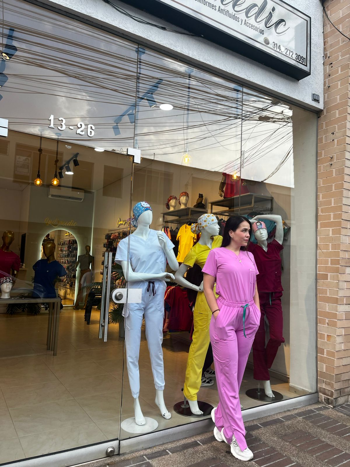 UNIFORME MORA LECHE CLASICO CON ABERTURA