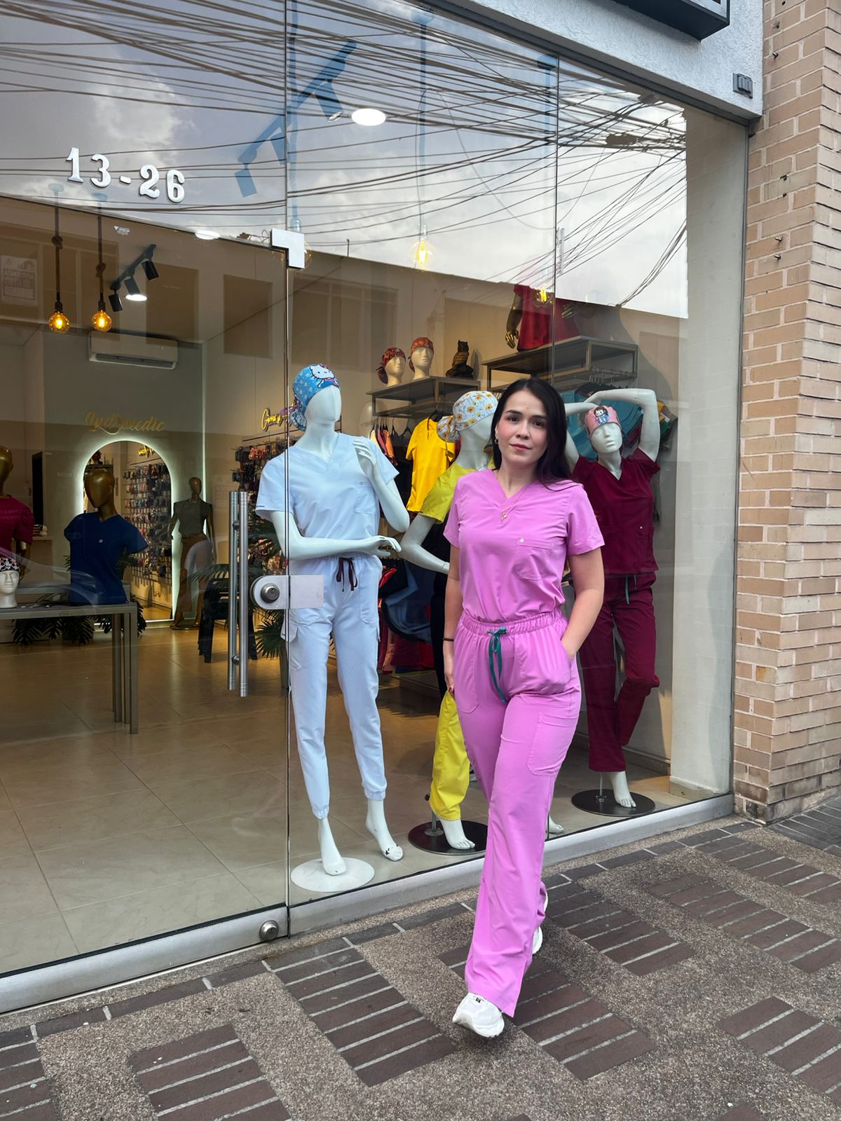 UNIFORME MORA LECHE CLASICO CON ABERTURA