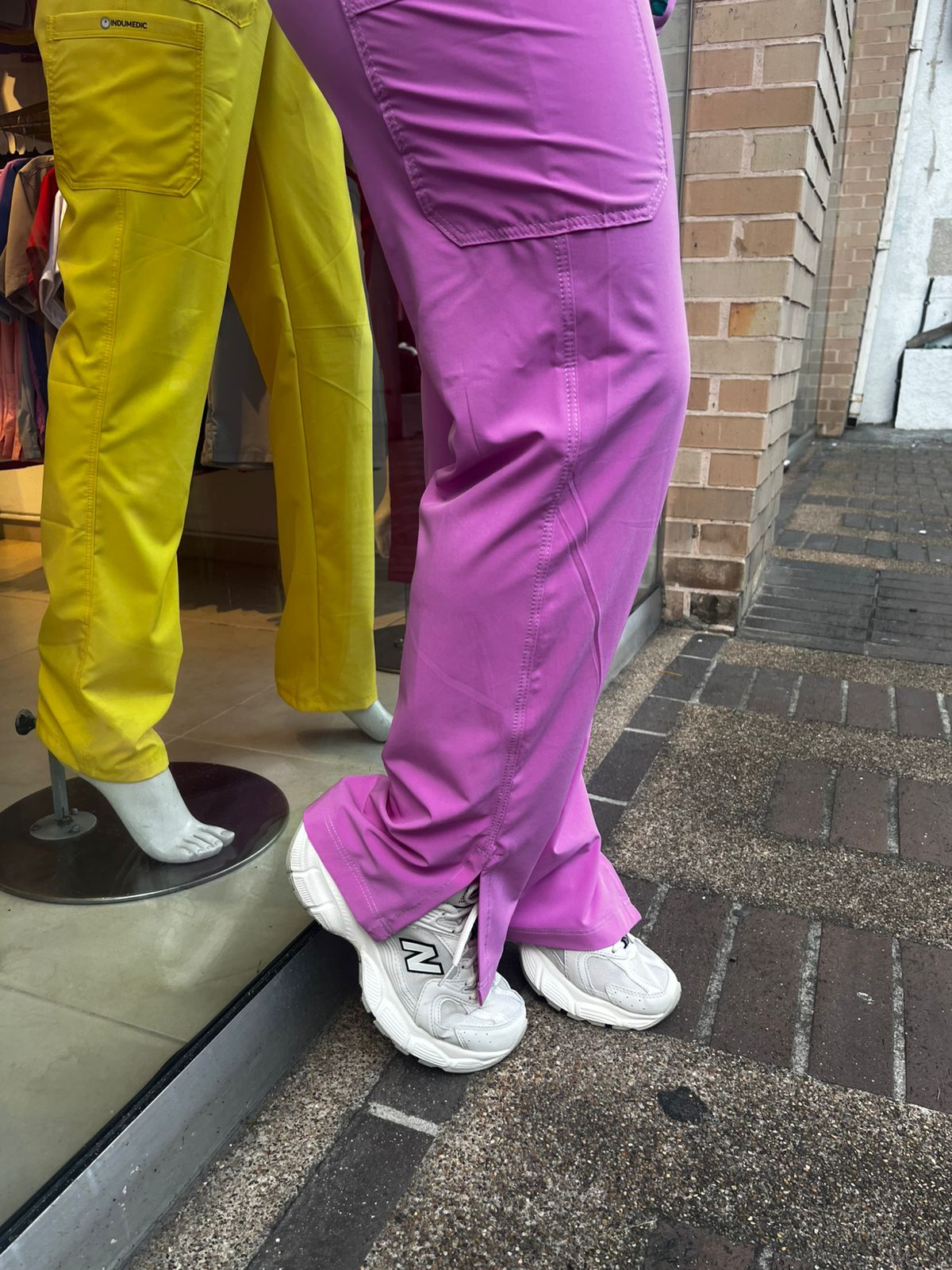 UNIFORME MORA LECHE CLASICO CON ABERTURA