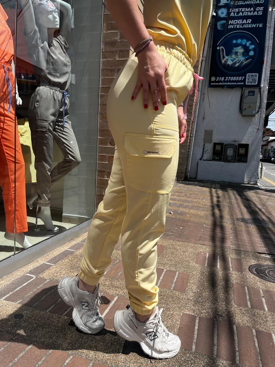 UNIFORME AMARILLO PASTEL JOGGER