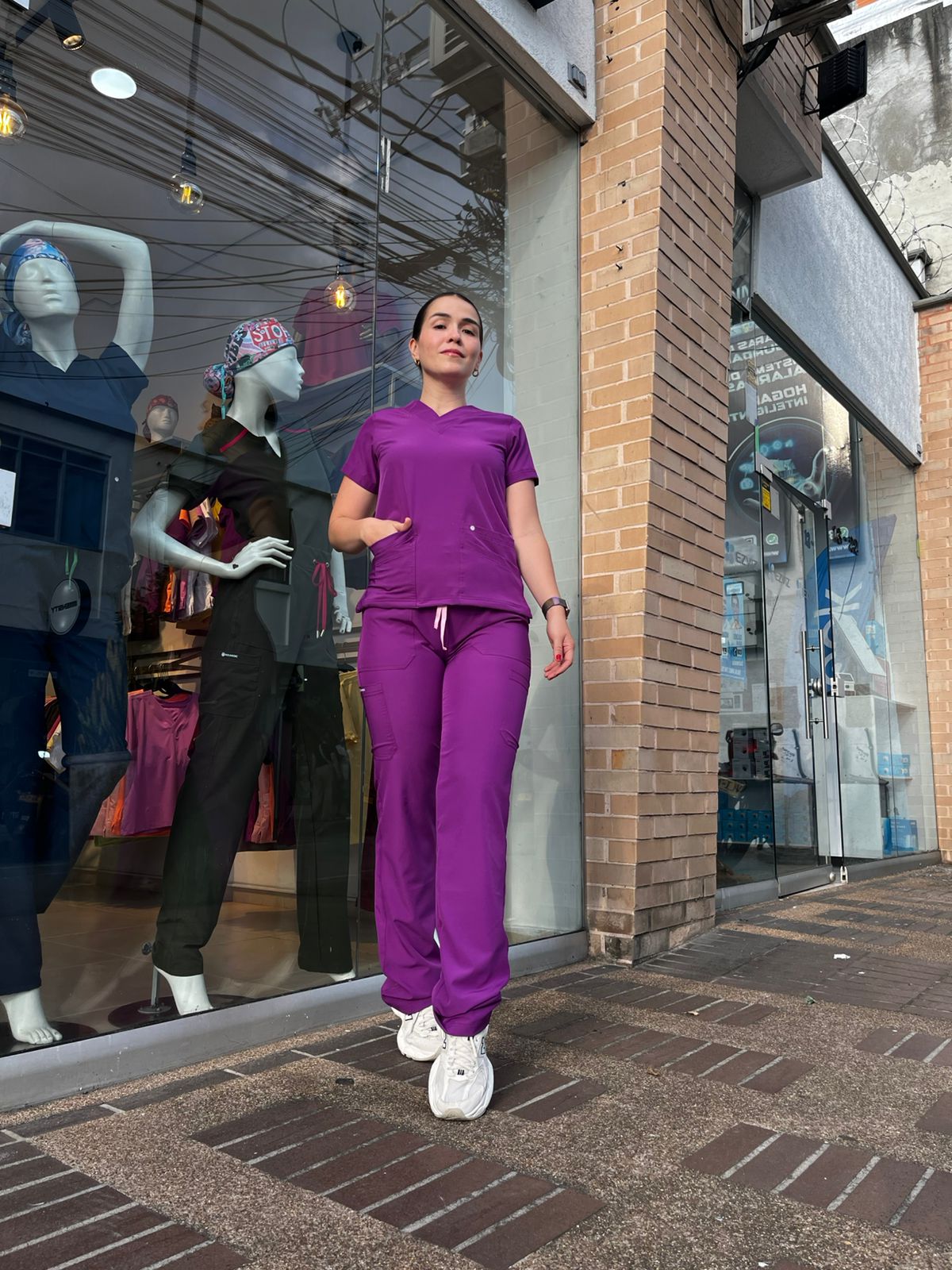 UNIFORME CLASICO MORADO VIVO