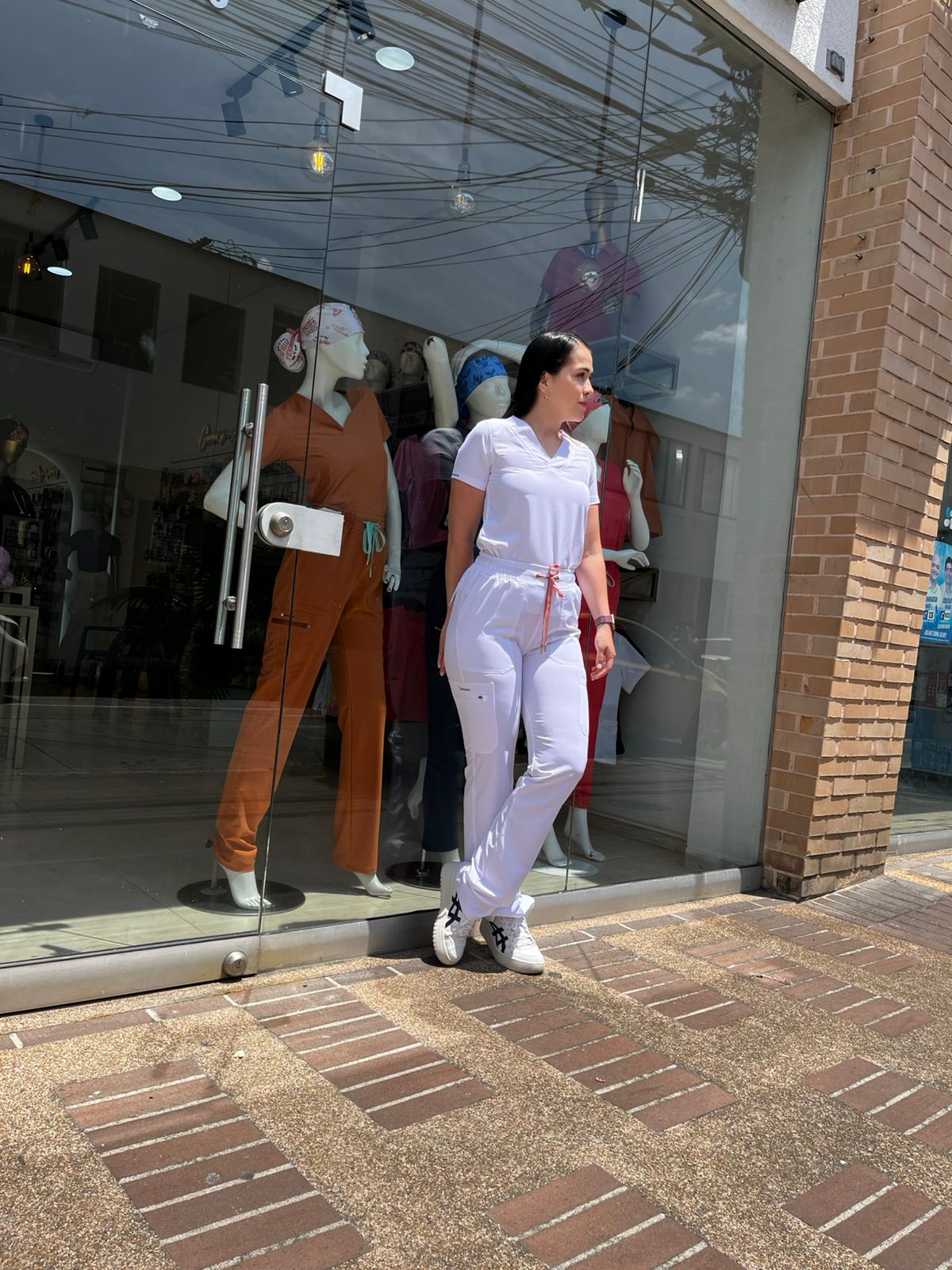 UNIFORME AMOR PROPIO BLANCO COMBINACION PALO ROSA