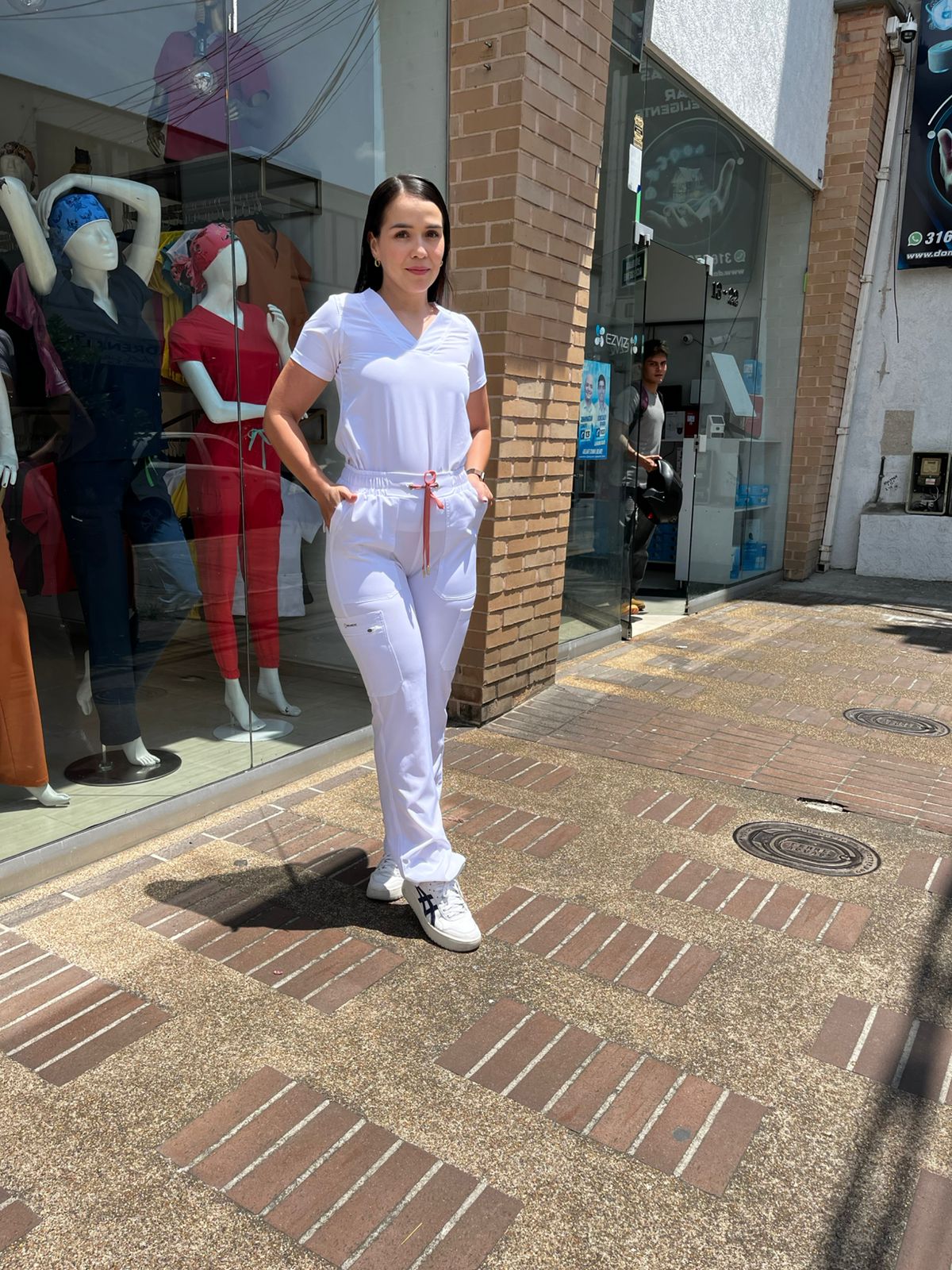 UNIFORME AMOR PROPIO BLANCO COMBINACION PALO ROSA