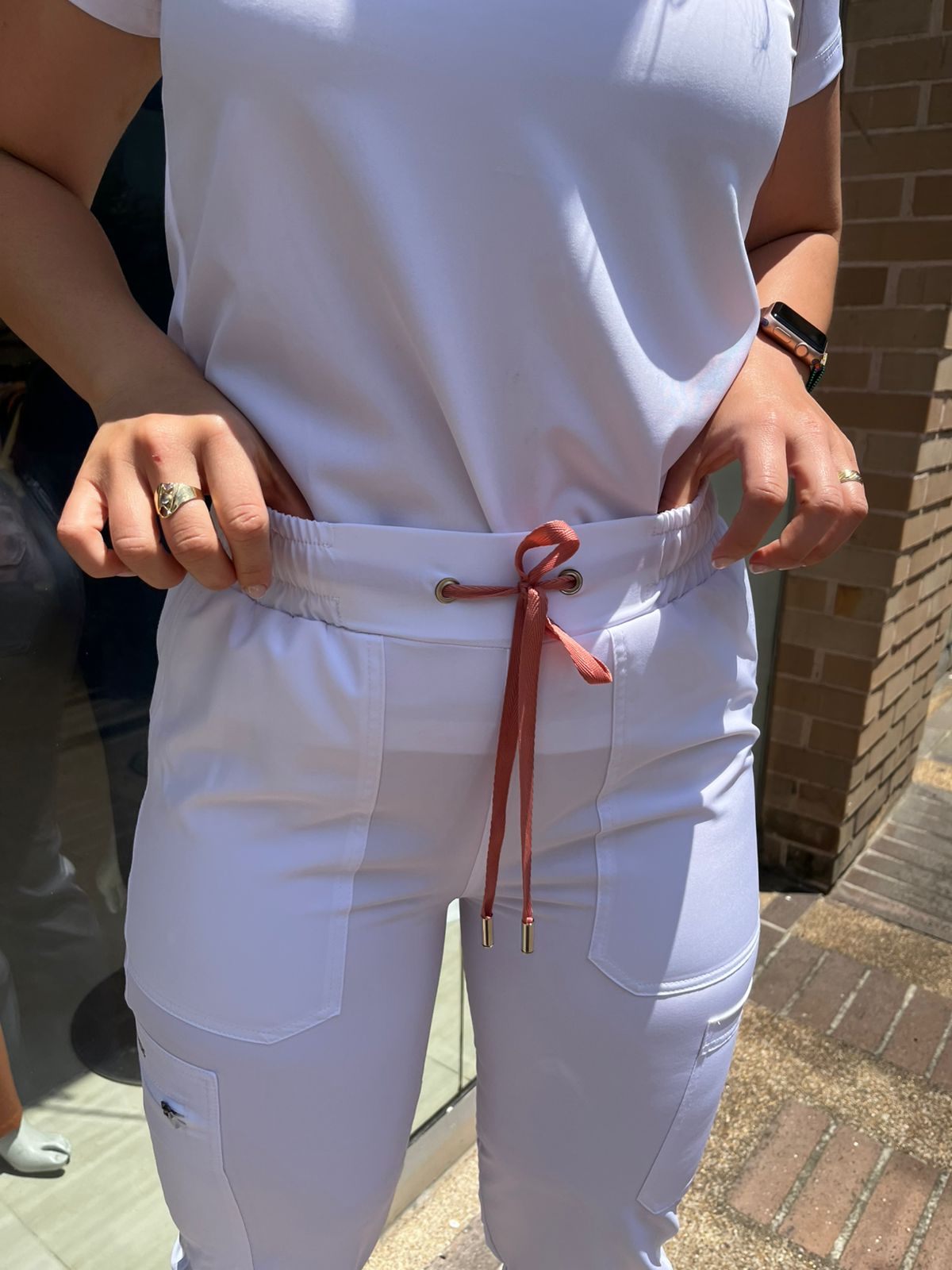 UNIFORME AMOR PROPIO BLANCO COMBINACION PALO ROSA