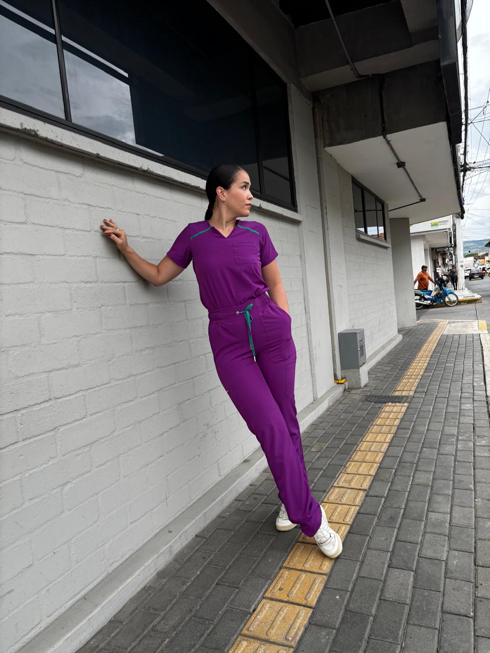 UNIFORME DYNAMIC PURPURA VIVO COMBINACIONES VERDE JADE