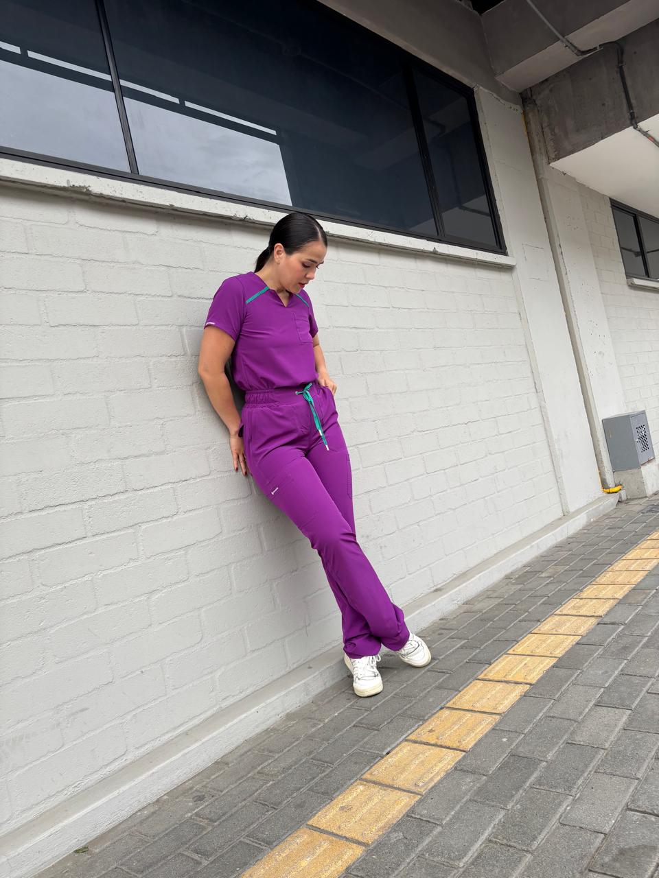 UNIFORME DYNAMIC PURPURA VIVO COMBINACIONES VERDE JADE
