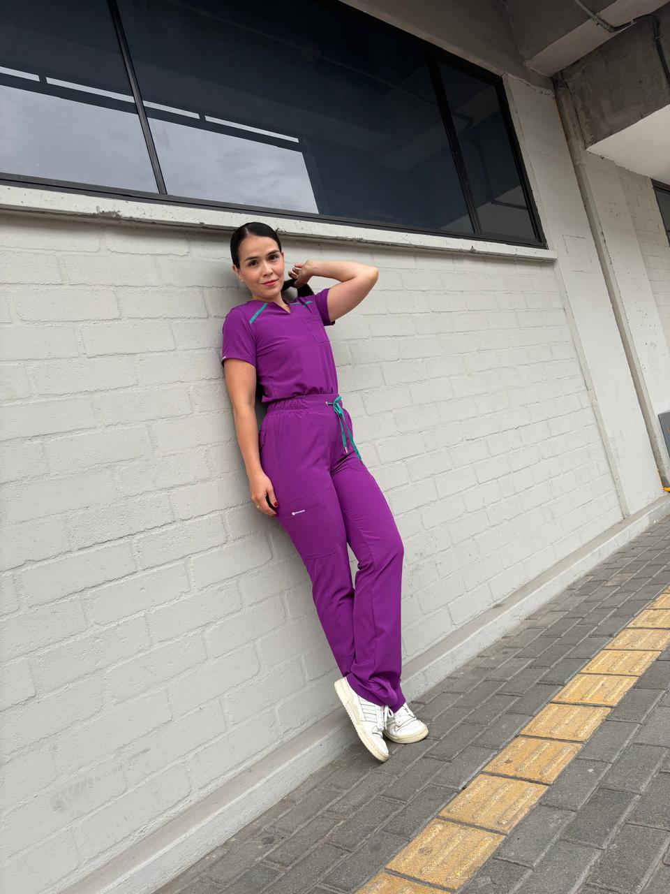 UNIFORME DYNAMIC PURPURA VIVO COMBINACIONES VERDE JADE