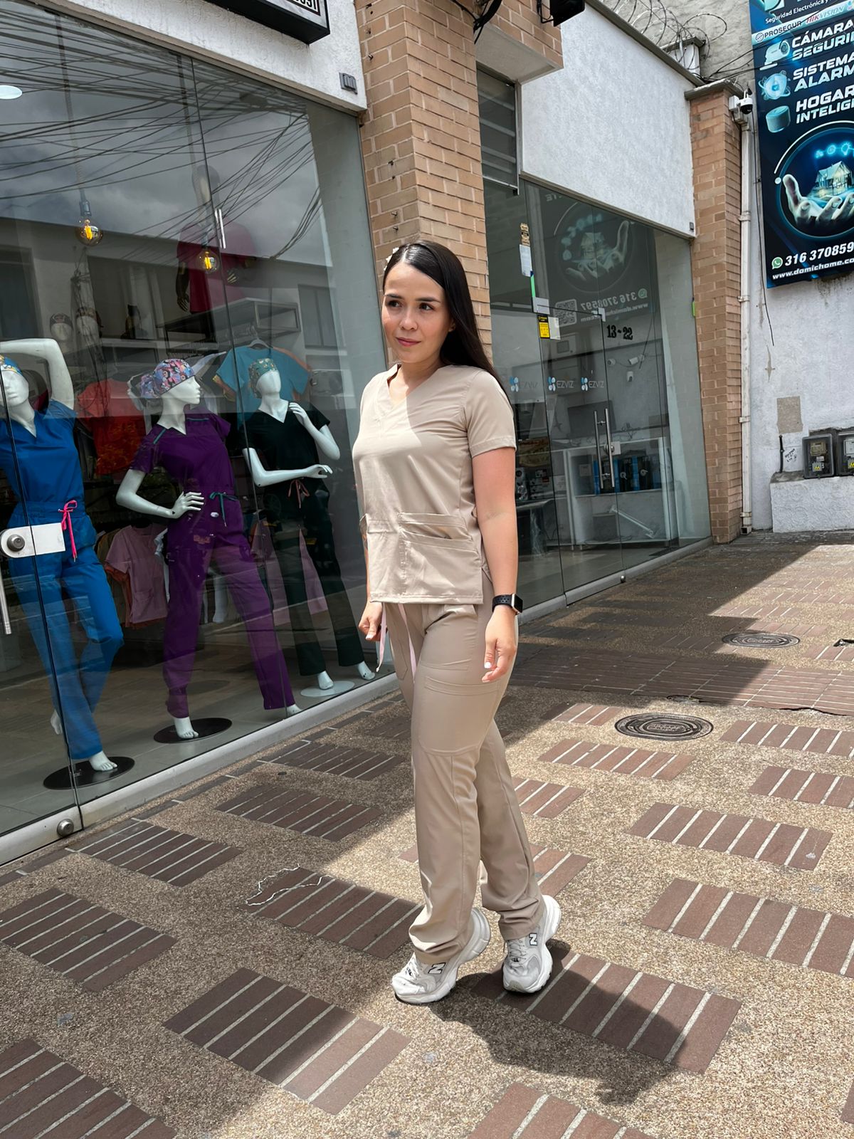 UNIFORME CLASICO COLOR BEIGE O CAQUIE