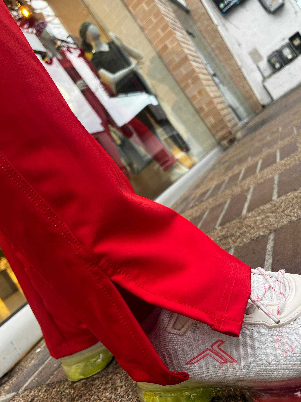 UNIFORME ROJO ABERTURA BOTA