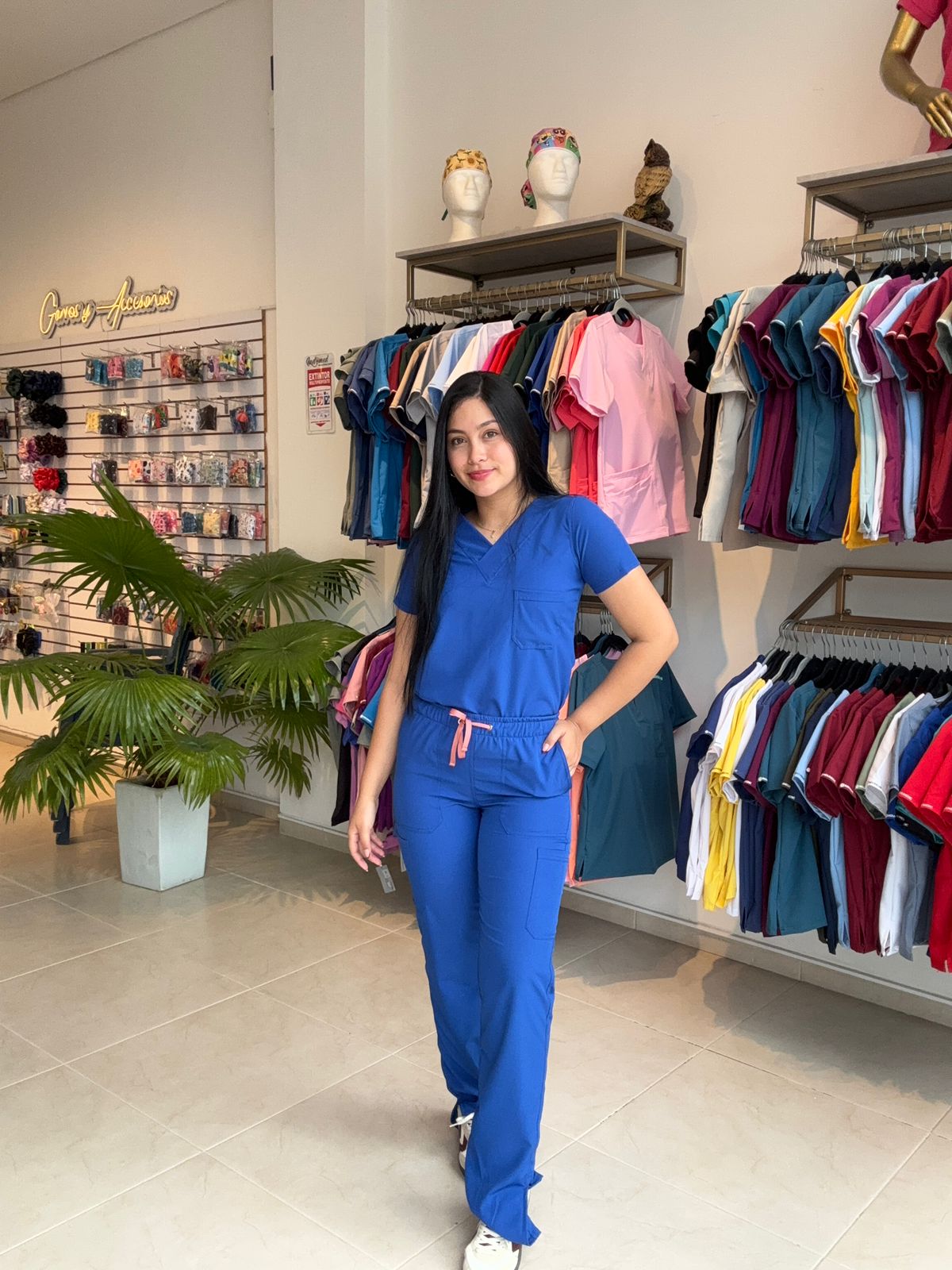 UNIFORME AZUL REY CON ABERTURA BOTA
