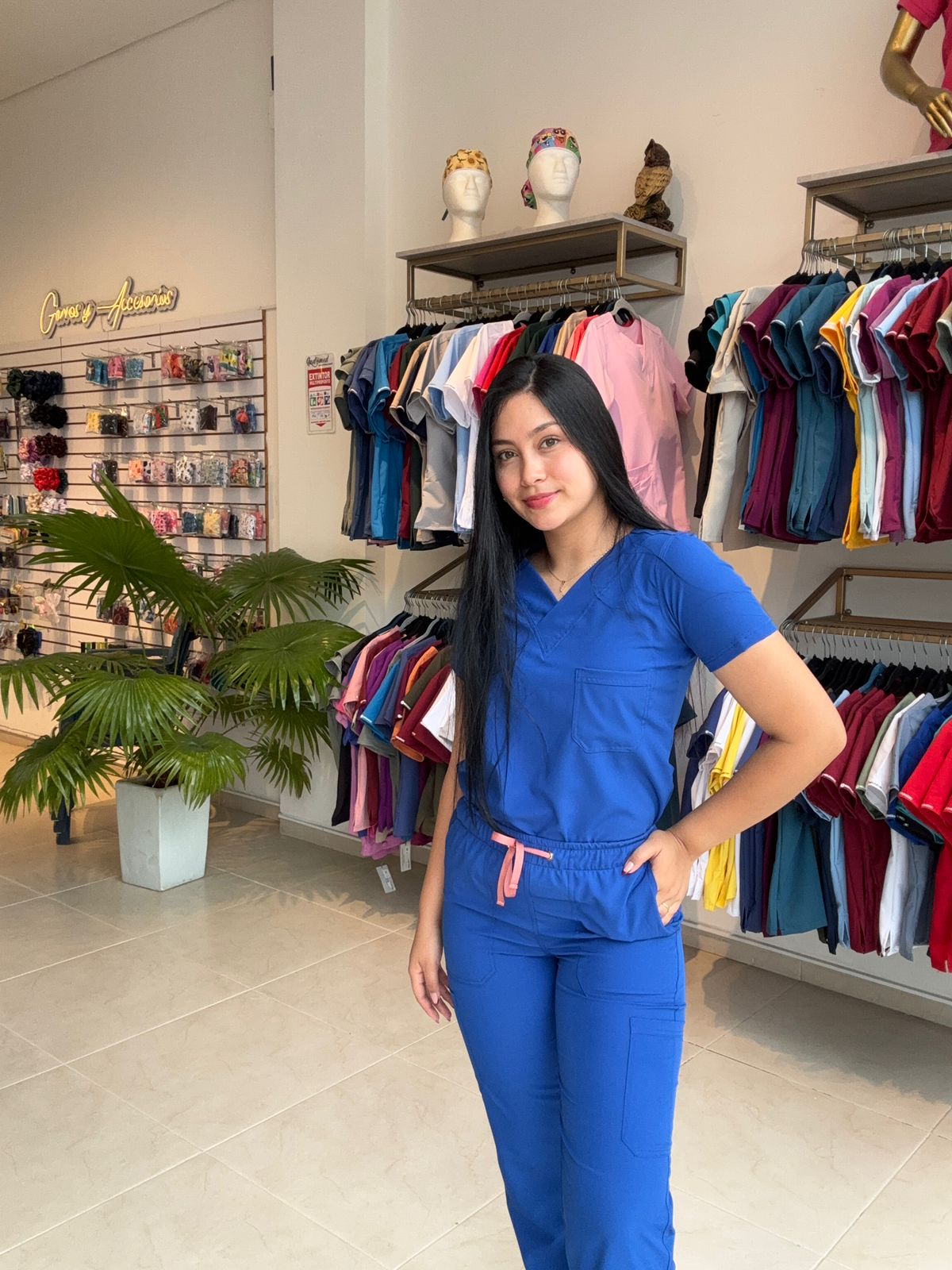 UNIFORME AZUL REY CON ABERTURA BOTA