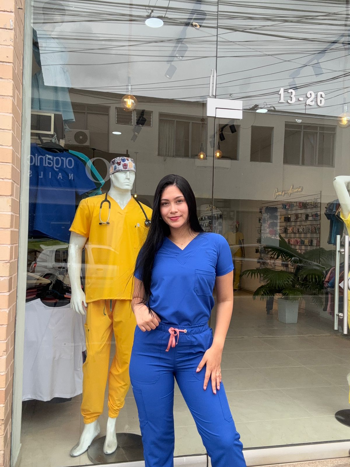 UNIFORME AZUL REY CON ABERTURA BOTA