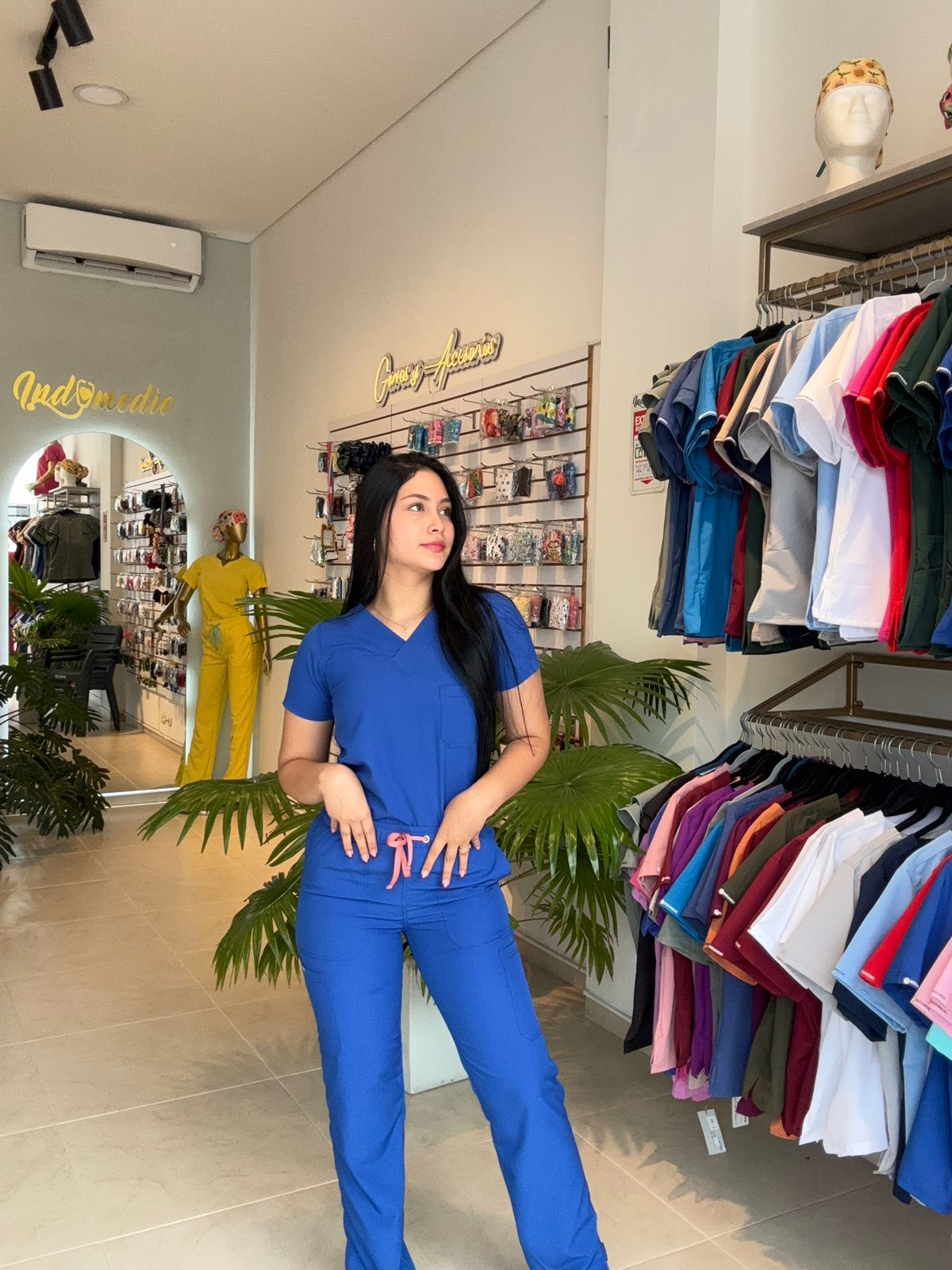 UNIFORME AZUL REY CON ABERTURA BOTA