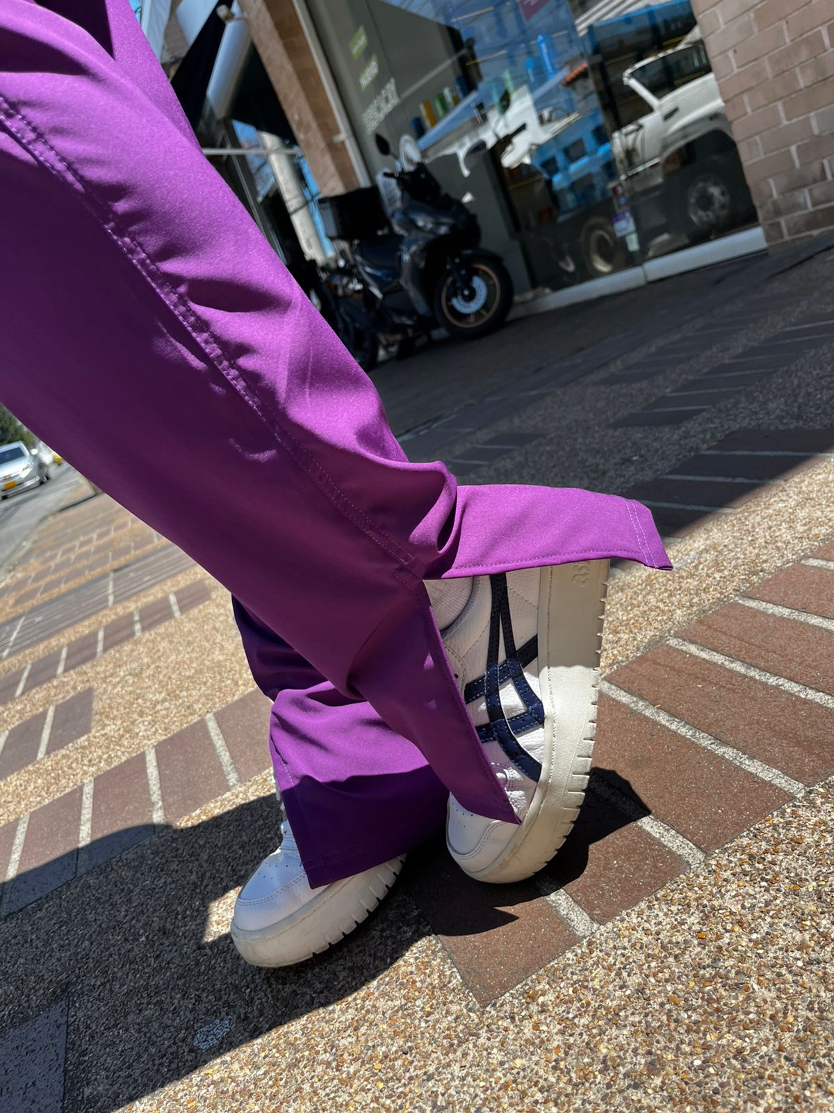 UNIFORME MORADO OSCURO CON ABERTURA EN BOTA