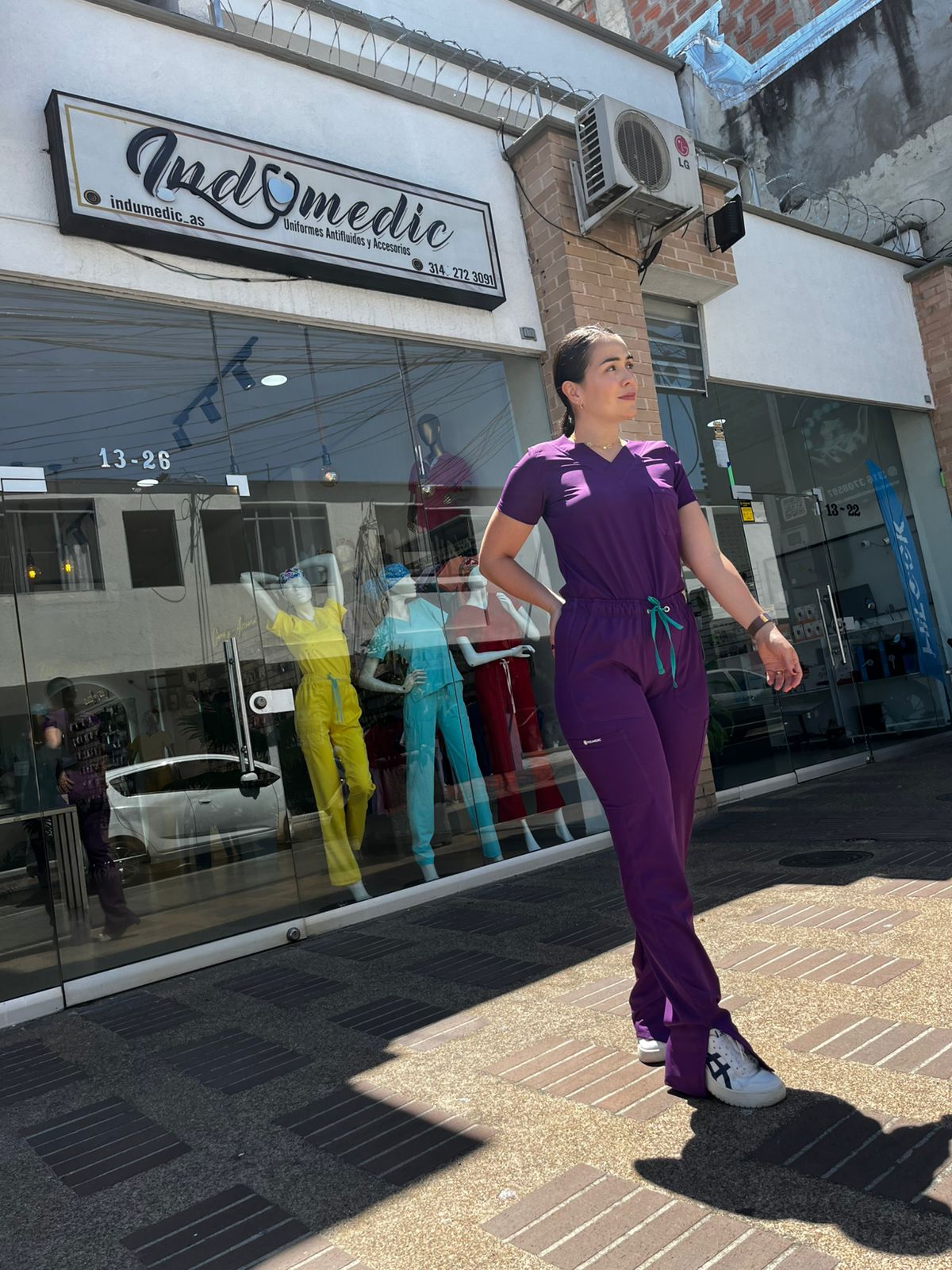 UNIFORME MORADO OSCURO CON ABERTURA EN BOTA