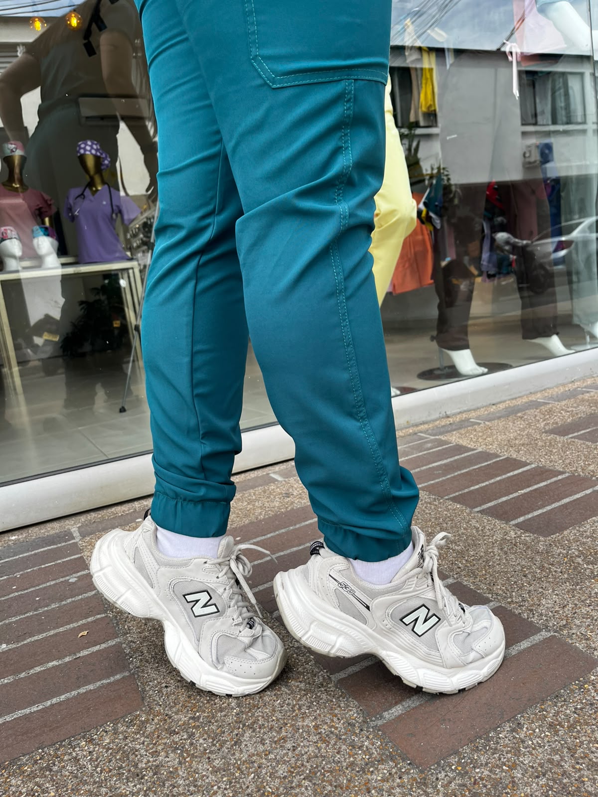 UNIFORME JOGGER VERDE PETROLEO