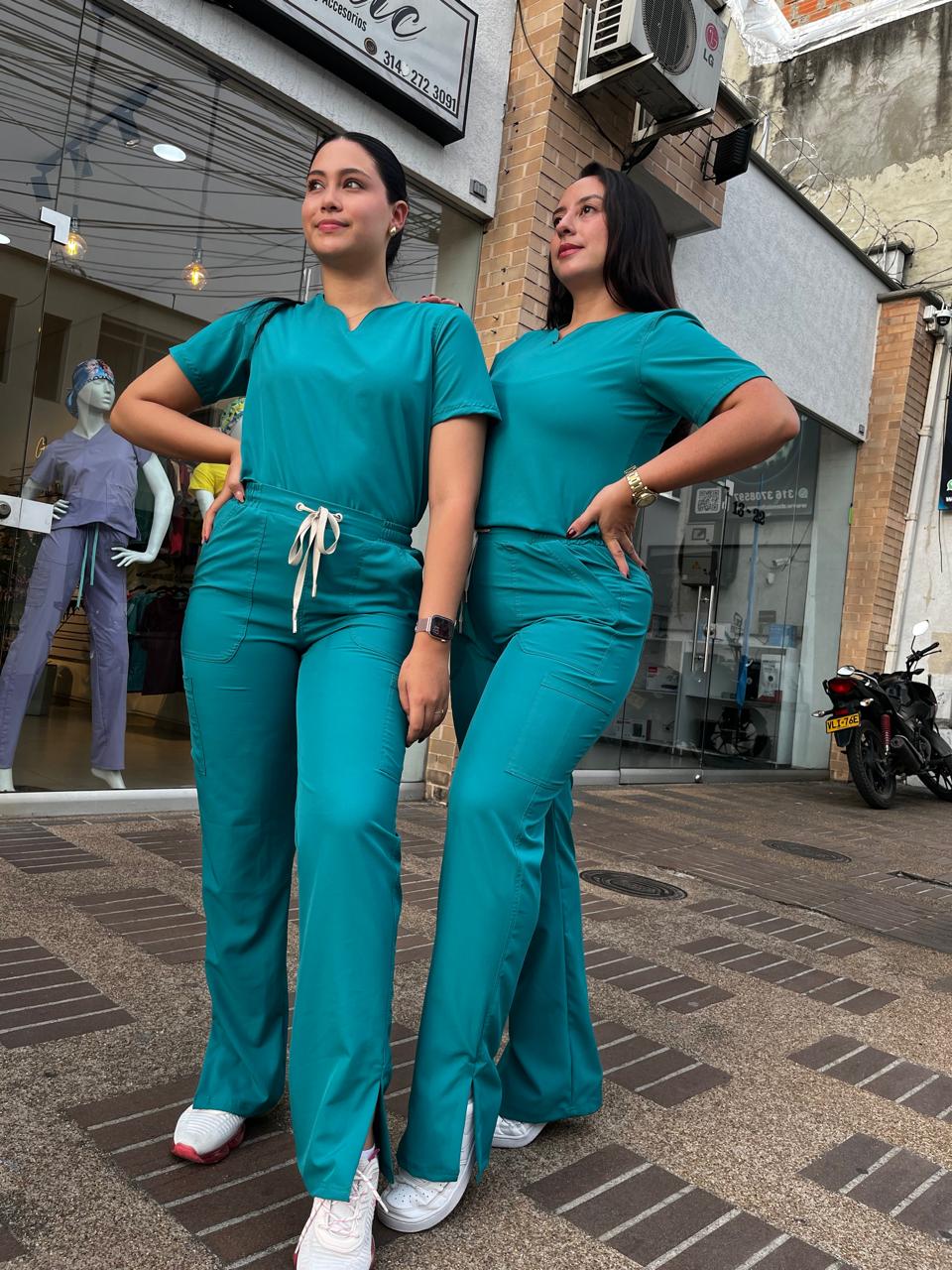 UNIFORME VERDE ESMERALDO CUELLO CORAZON