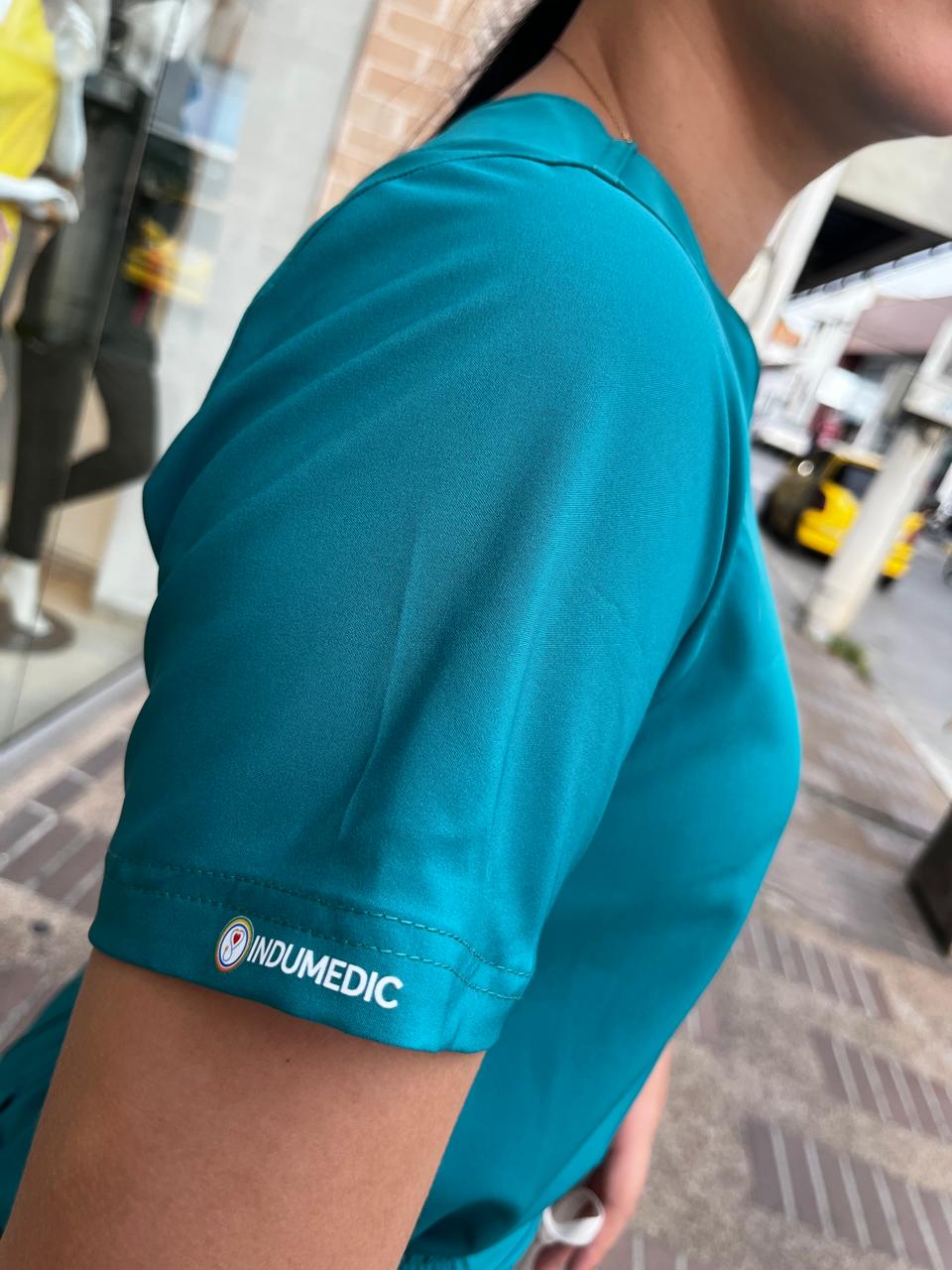 UNIFORME VERDE ESMERALDO CUELLO CORAZON