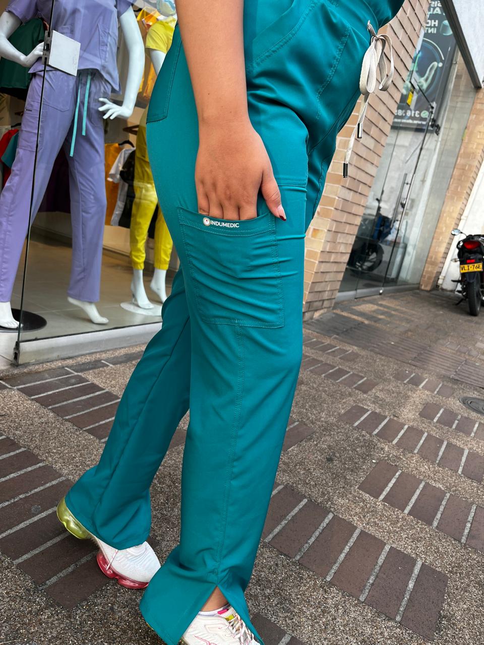 UNIFORME VERDE ESMERALDO CUELLO CORAZON